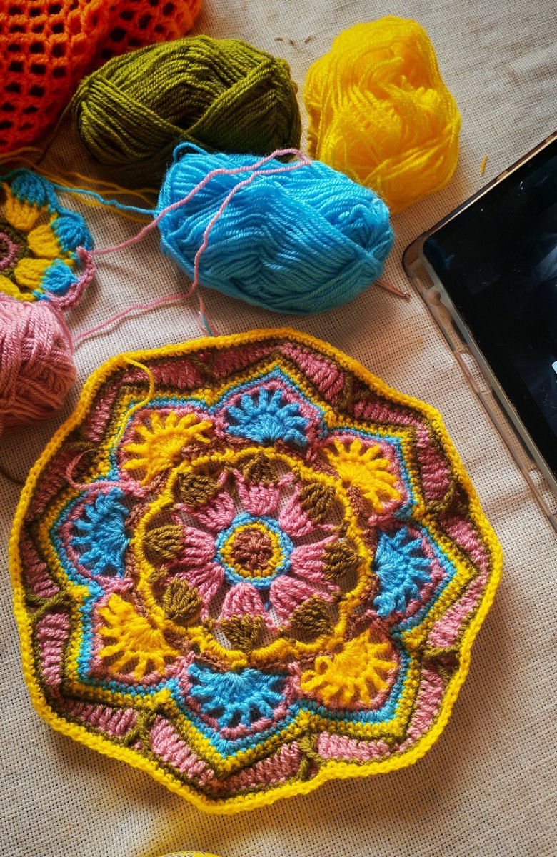 maw_995's tweet photo. أحلى شي سويته بالكورشيه 
 مفرش البلاط الفارسي
🥹💗🧶 https://t.co/E91jqvRSNk
