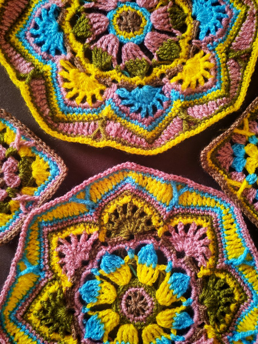 maw_995's tweet photo. أحلى شي سويته بالكورشيه 
 مفرش البلاط الفارسي
🥹💗🧶 https://t.co/E91jqvRSNk