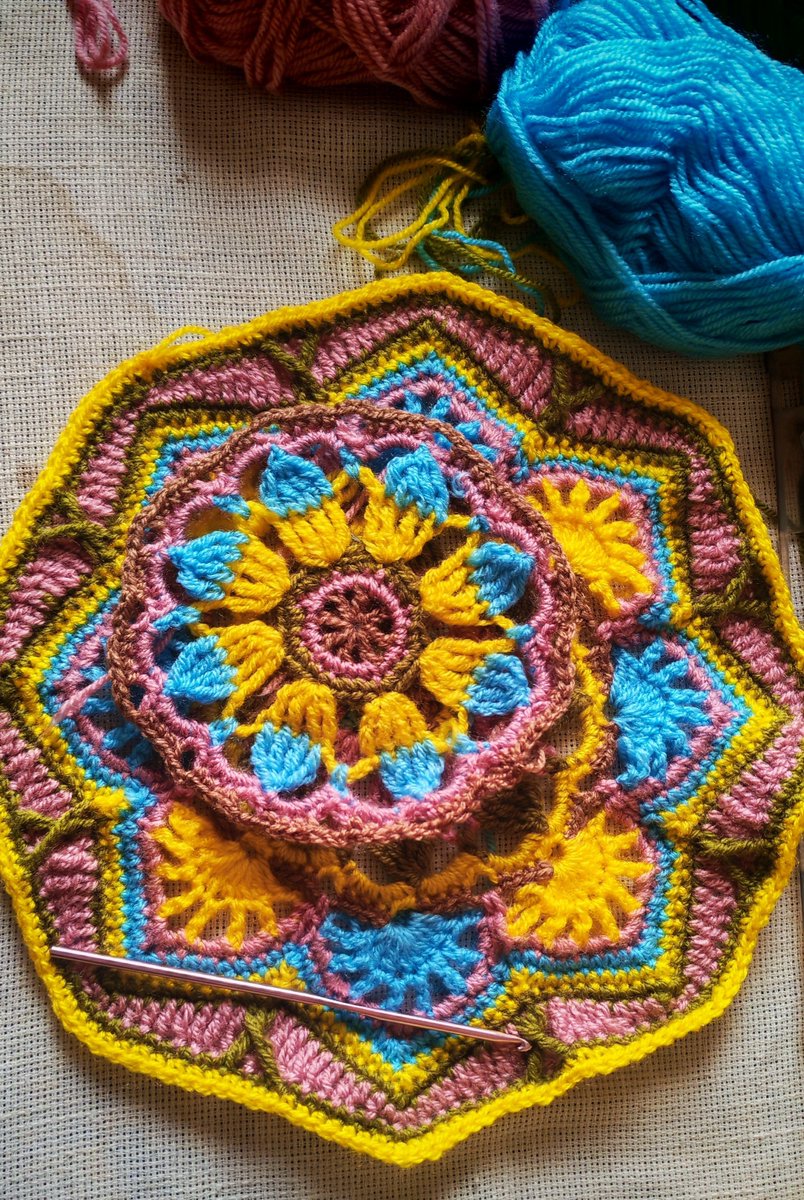 maw_995's tweet photo. أحلى شي سويته بالكورشيه 
 مفرش البلاط الفارسي
🥹💗🧶 https://t.co/E91jqvRSNk