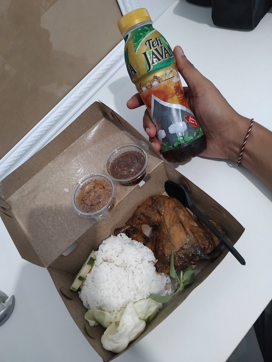 nhe_ries's tweet photo. 📌 bangun2 udah ada makanan 🤭

#mdo #manjomakan https://t.co/lg59g5Trqw