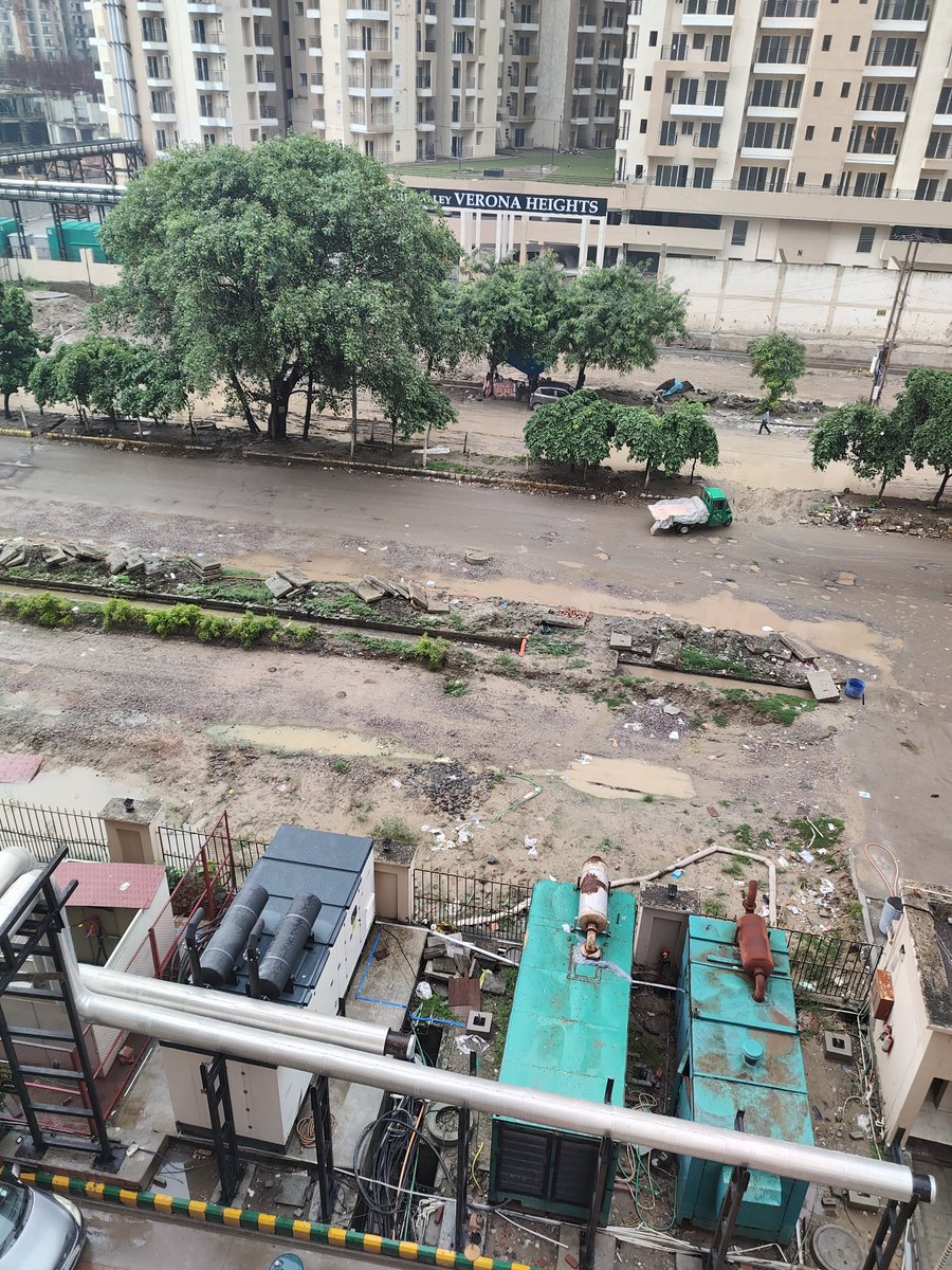 LakshmanDu72621's tweet photo. सभी निवासी अतुल मार्ग, (सेक्टर 1 नोएडा एक्सटेंशन )एवं उससे संबंधित सर्विस लेन की अत्यंत जर्जर एवं बदहाल स्थिति के कारण गंभीर समस्याओं का सामना कर रहे हैं। ग्रेटर नोएडा इंडस्ट्रियल प्राधिकरण कृपया संज्ञान ले l
@OfficialGNIDA @DrMaheshFanPage 
@tejpalnagarMLA https://t.co/vM6i0pJPLt
