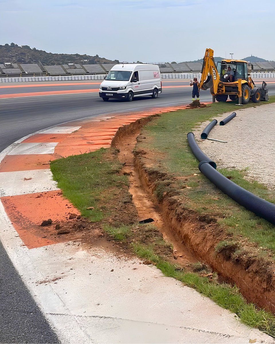 CircuitValencia's tweet photo. El Circuit Ricardo Tormo está llevando a cabo diferentes obras de mejora en la pista de Gran Premio, con el objetivo de seguir reforzando la seguridad de sus instalaciones 🚧🏍️🚗 https://t.co/Q0MxByjqOk