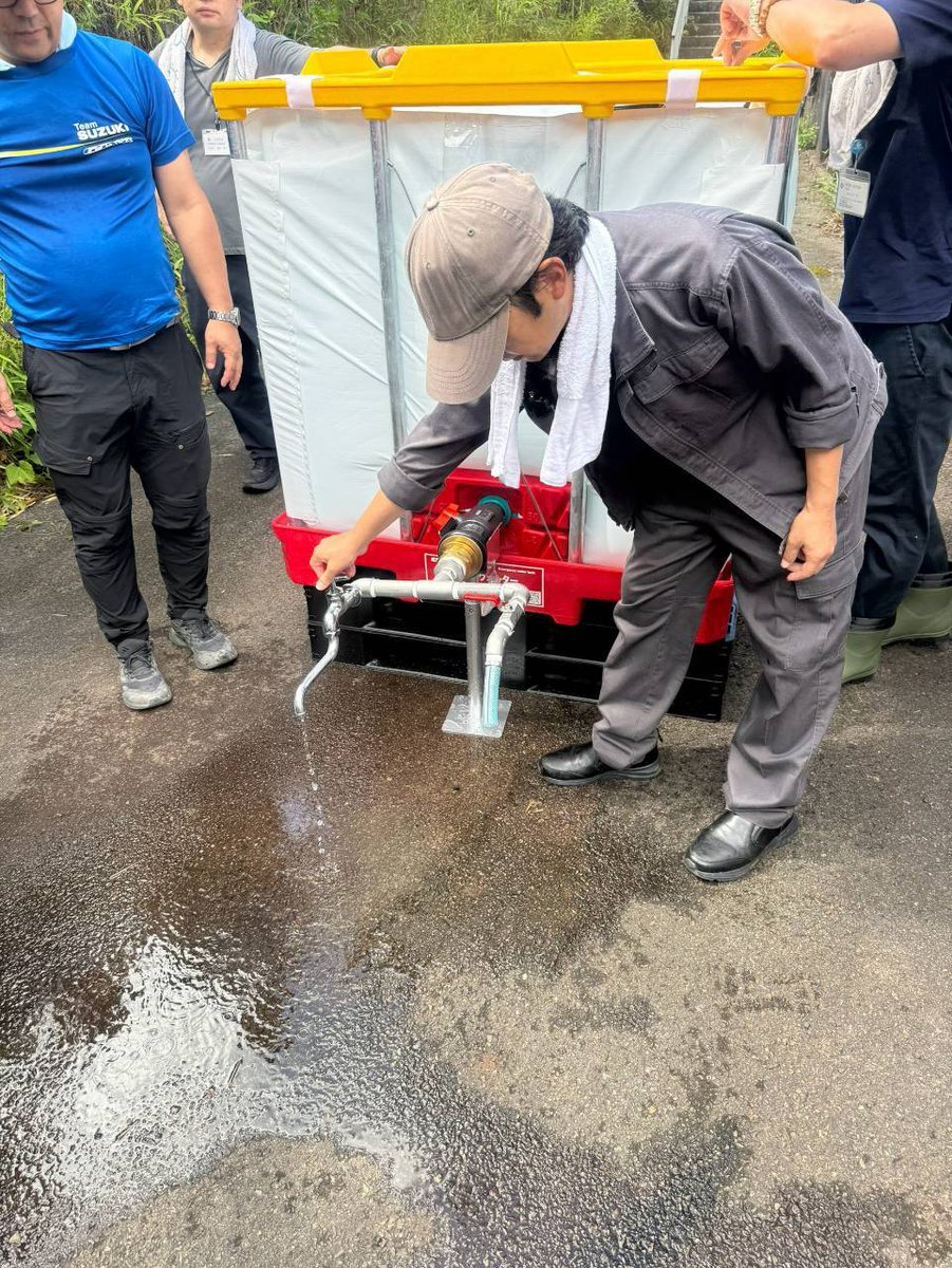 tocho_suido's tweet photo. 【令和８年三宅村斜面崩落への対応】（水道局）三宅支庁や役場の方と協力し、組立式仮設水槽を設置し、給水車からの給水を行いました。島民の方のご不便が少しでも改善されるよう、取り組んでまいります。 https://t.co/HDnJWOy3V6
