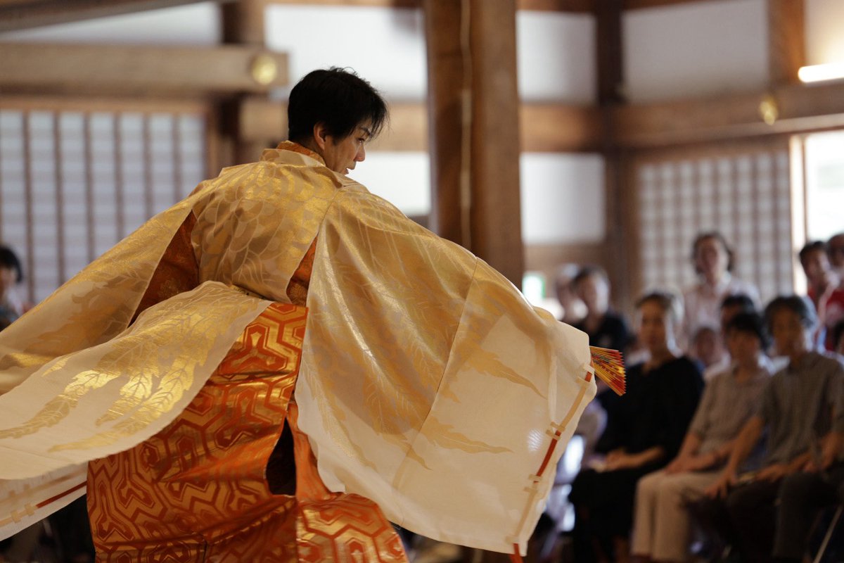 IshikawaONGAKU's tweet photo. #MANSAIボレロ in 總持寺 終演いたしました！
300名の超満員！大変お暑い中ありがとうございました。

お客様からトキが飛び立つようでしたと...なんて素敵なコメントだろうと感動しましたが、#野村萬斎 監督の装束は鳳凰があしらわれていて、復興の祈りを込めて舞っていただきました。 https://t.co/KJYTMrp9Mz