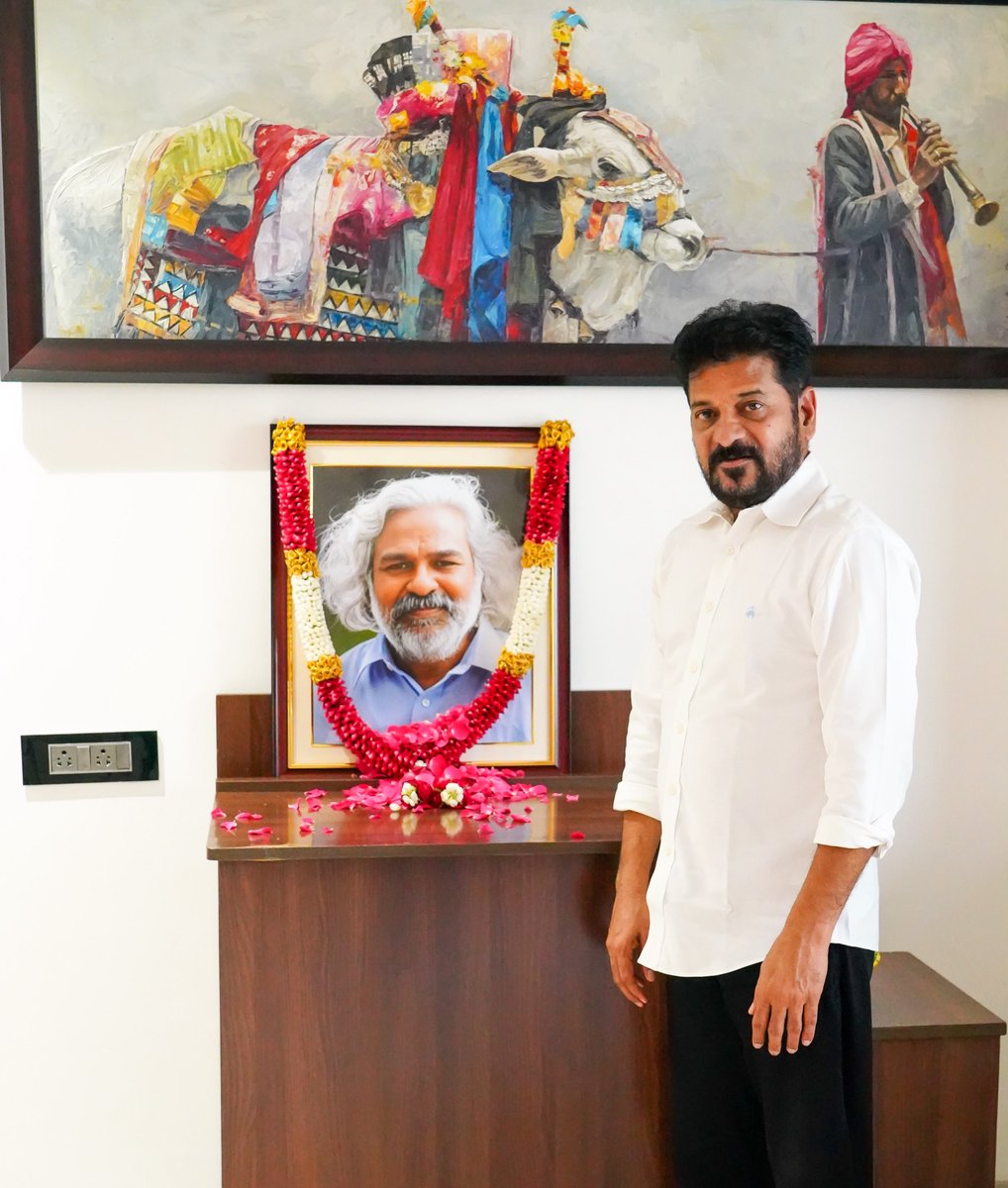 Congress4TS's tweet photo. CM Revanth Reddy Pays Floral Tribute to Prof. Jayashankar on His Birth Anniversary

ప్రొఫెసర్ జయశంకర్ జయంతి సందర్భంగా నివాళులర్పించిన సీఎం రేవంత్ రెడ్డి

ప్రొఫెసర్ జయశంకర్ జయంతి సందర్భంగా జూబ్లీహిల్స్‌లోని తన నివాసంలో ఆయన చిత్రపటానికి ముఖ్యమంత్రి రేవంత్ రెడ్డి నివాళులర్పించారు.  సిద్ధాంతకర్తగా తెలంగాణ ఉద్యమంలో ప్రొఫెసర్ జయశంకర్ పాత్ర అత్యంత కీలకమైందని అన్నారు. తెలంగాణ ప్రత్యేక రాష్ట్ర సాధన కోసం జీవితాంతం అహర్నిశలు శ్రమించిన మహనీయుడని ఆయన కొనియాడారు.ప్రొఫెస‌ర్ జ‌య‌శంక‌ర్ ఆశయాల సాధనకు ప్రజా ప్రభుత్వం కట్టుబడి ఉంటుందని ముఖ్యమంత్రి రేవంత్ రెడ్డి వ్యాఖ్యానించారు.