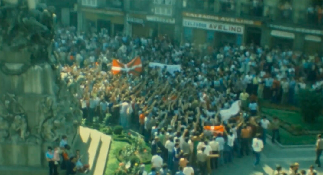 halabedi's tweet photo. Martxoak 3 elkarteak omenaldia egingo du Katedral Berrian. 1976an, sarraskiaren ondoren, festak ez ziren bertan behera geratu, baina blusek eta Celedonek ez zuten parte hartu. Ikurrinak, amnistia eskaerak eta poliziaren kargak markatu zituzten egun haiek. 
https://t.co/zzXdXrvFxt https://t.co/bsFLgzuCpi