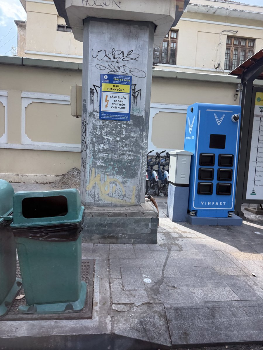 Molson_Hart's tweet photo. Vinfast absolutely runs Vietnam.

1. Electric scooters (and food delivery app)
2. Electric cars (and taxi app)
3. Battery swaps for scooters
4. Electric busses https://t.co/bSaxUIfF0Y