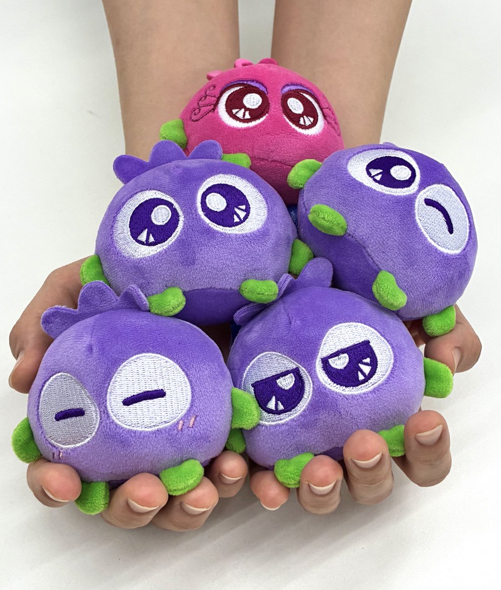 buru_buru_kun's tweet photo. 🤏むにゅっ。もちっ。
気づいたら何度も触っちゃう💜

「ブルブルくん むにゅっとぬいぐるみ」が新登場✨

🫐8月より全国のカプセルトイ売り場で順次発売！
🫐8/8(土)8/9(日)開催「ブルブル祭り」でも販売決定！

20周年記念の特別なぬいぐるみ✨
全5種類の中から、お気に入りのブルブルくんを見つけてね💜