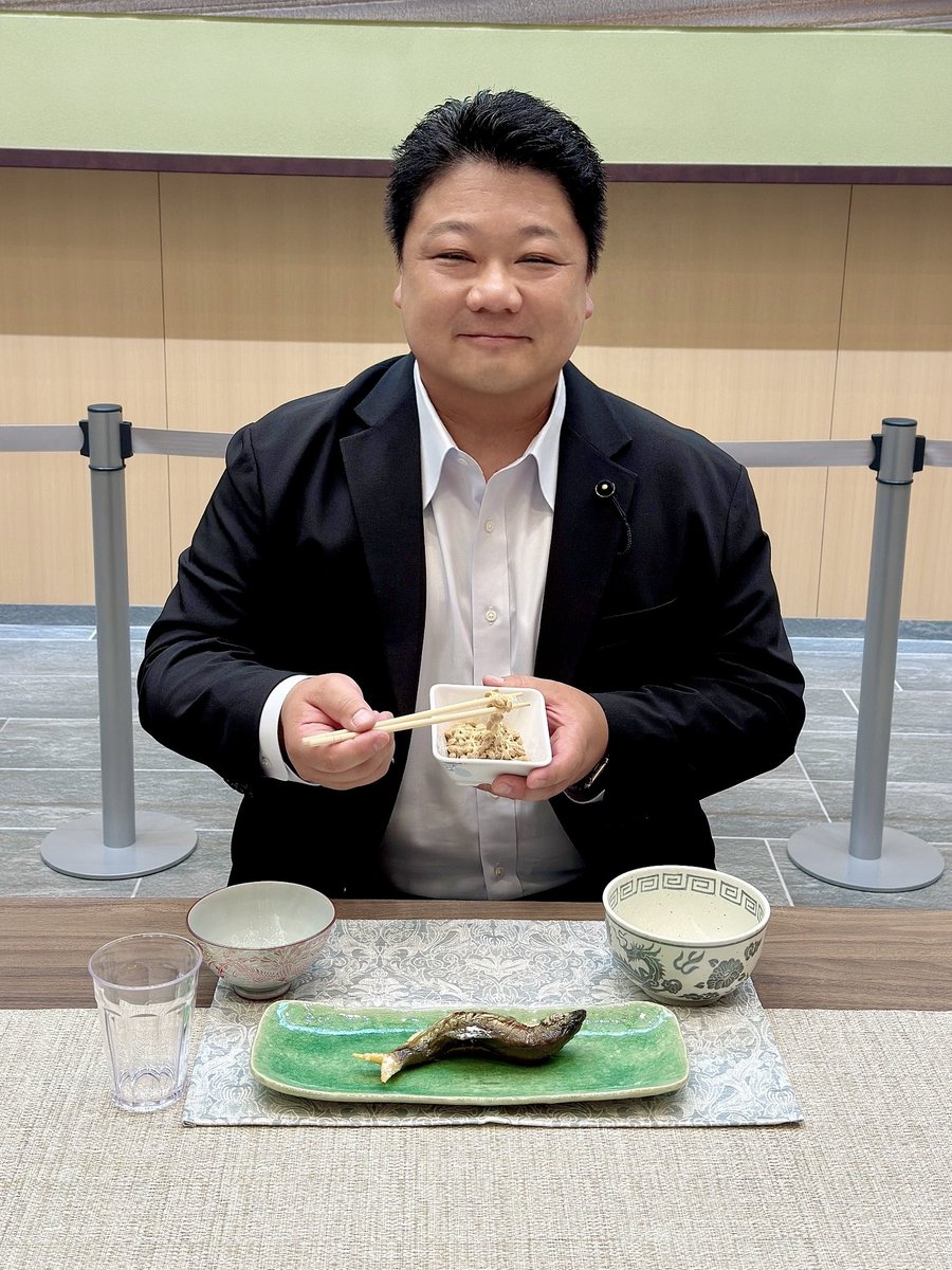 hideo_ito's tweet photo. 岐阜県庁1階ホワイエが、TBS日曜劇場『VIVANT』第12話のロケ地に！

タイ・バンコクにある実業家チョッキーの別荘という設定で、潜伏中の新庄浩太郎（竜星涼さん）が、納豆を混ぜながら食事をしている場面が撮影されました。

現在は劇中の食卓が再現され、手にしている納豆も本物ではなく、食品サンプルのまち・郡上八幡で製作されたもの。細部まで岐阜らしさが詰まっています。

私も新庄になりきって一枚。県庁へお越しの際は、ぜひ『VIVANT』の世界を体験してみてください！
#VIVANT #岐阜県庁 #竜星涼 #ロケ地 #郡上八幡 #食品サンプル