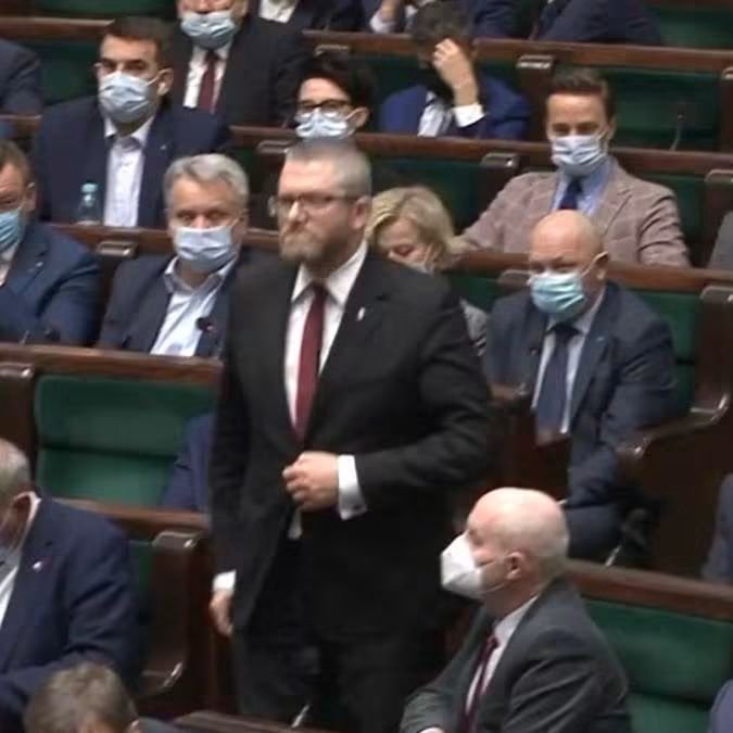 MarcinRola89's tweet photo. To zdjęcie mówi więcej niż tysiąc słów. Sam przeciwko wszystkim. Nie ugiął się pod presją, nie sprzedał swoich zasad i mimo ataków, kar finansowych oraz prób uciszenia pozostał wierny temu, co uważał za słuszne.🫡🇵🇱🚨🧯🔊 https://t.co/JKzfjasPqU