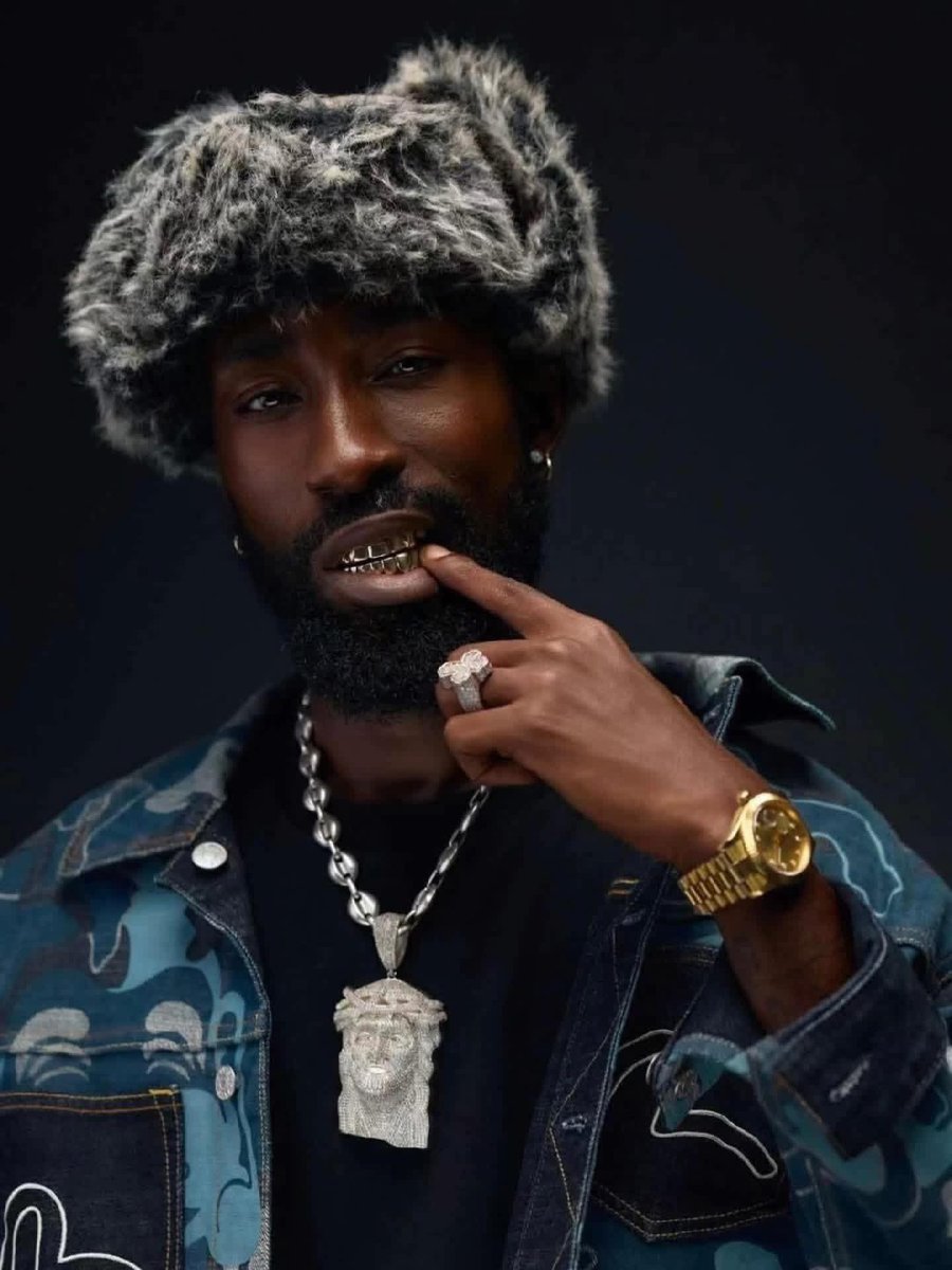 Agendawura's tweet photo. 1. Ting Ting 
2. Twatis (feat. Kweku Smoke)
3. Tracking you
4. Pampaso (feat. Bosom P-Yung)
5. Hustle (feat. O'Kenneth &amp; Braabenk)

Beeztrap has never come close to any of these tracks. Respect Hansi https://t.co/J0gjtvLhnG