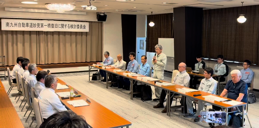 w_nexco_news's tweet photo. 地震の影響により甚大な損傷が発生した南九州自動車道 妙見第一橋について、本日有識者による第１回検討委員会を開催しました。
本日の委員会では、被災状況の説明及び現地調査を実施しました。
引き続き委員会では、橋梁の損傷発生メカニズムの解明、損傷状況の評価や復旧工法等について検討を進めてまいります。

＃NEXCO西日本　＃熊本地震