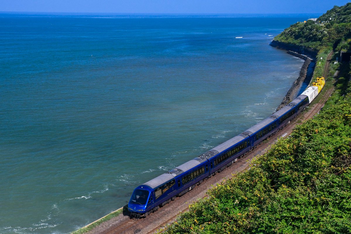 pacific255's tweet photo. 2026.8.6
9032列車 THE ROYAL EXPRESS
HOKKAIDO ～NORTHERN COASTLINE～
DE15 1542 + DE15 1535 + マニ50 2186 + 伊豆急行2100系R-5編成
函館本線 野田生-落部
.
落部俯瞰のこちら側は初
いろいろ考えてケツ撃ち1本に
通過時晴れたのは良かったけど
波が荒かったからか海が少し濁ってたのが残念 https://t.co/VSd0MxMCof