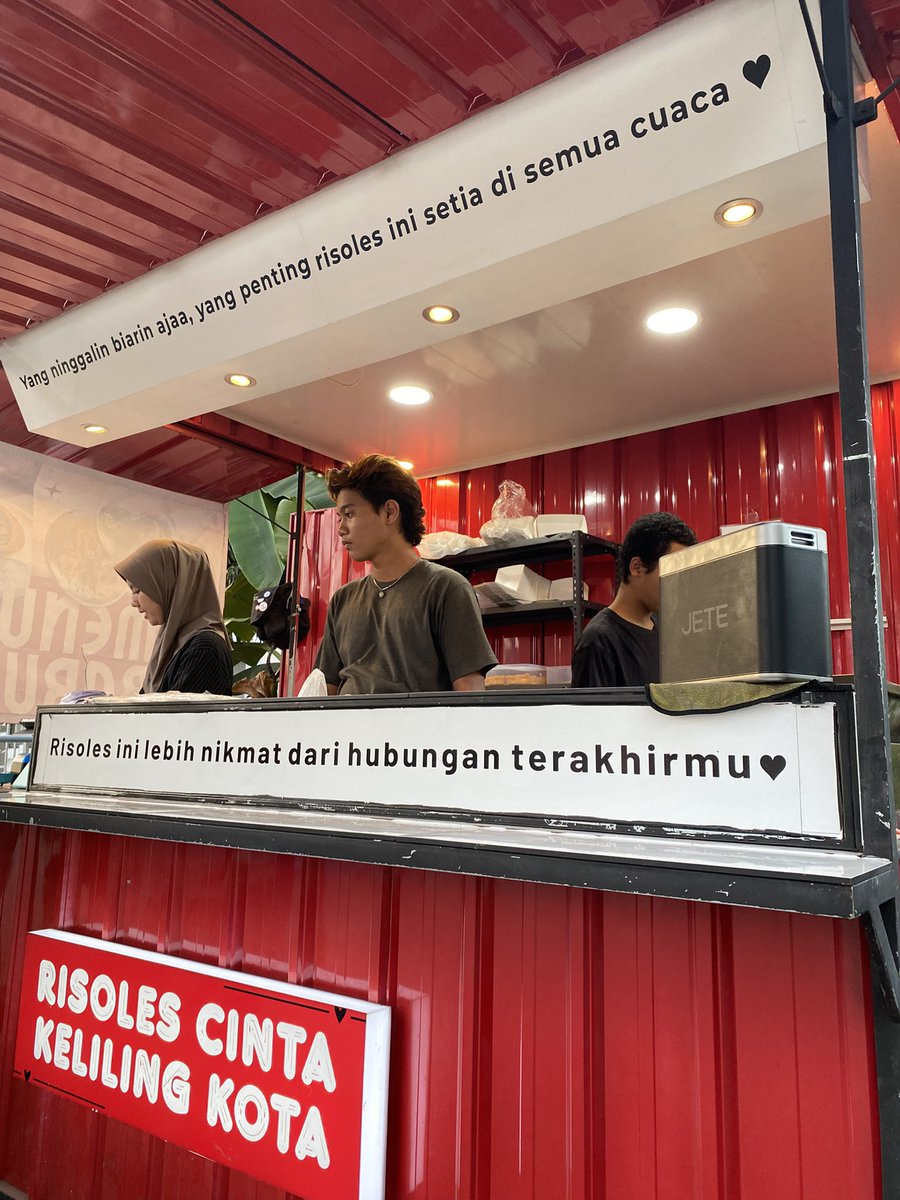 mukce's tweet photo. Siapa mau risol https://t.co/maKqfLxKeB
