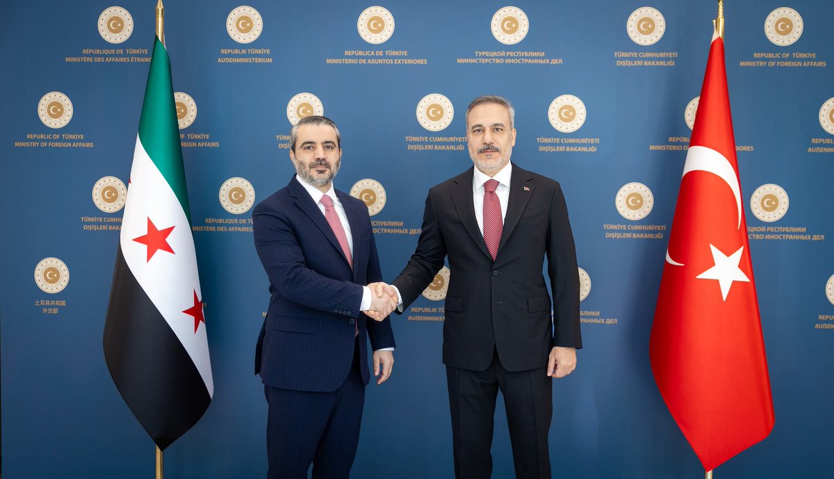 syrianmofaex's tweet photo. التقى وزير الخارجية والمغتربين السيد أسعد حسن الشيباني نظيره التركي السيد هاكان فيدان في العاصمة أنقرة.

 وجرى خلال اللقاء بحث سبل تعزيز العلاقات الثنائية بين البلدين الصديقين والاتفاق على إنشاء مجلس التنسيق الأعلى بين سوريا وتركيا، ومناقشة تسريع تفعيل لجنة البحار الأربعة، والدفع لإنجاز مشروع الربط السككي، واستعراض آخر المستجدات في المنطقة.