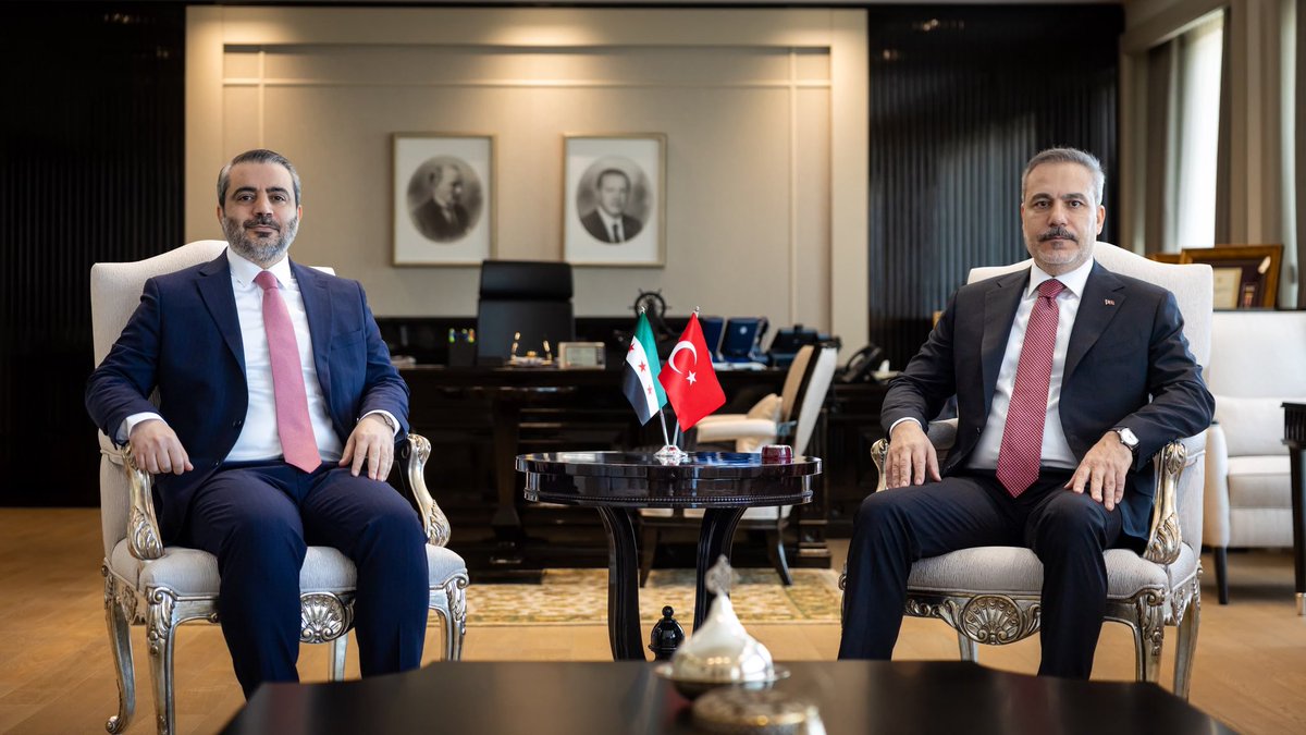 syrianmofaex's tweet photo. التقى وزير الخارجية والمغتربين السيد أسعد حسن الشيباني نظيره التركي السيد هاكان فيدان في العاصمة أنقرة.

 وجرى خلال اللقاء بحث سبل تعزيز العلاقات الثنائية بين البلدين الصديقين والاتفاق على إنشاء مجلس التنسيق الأعلى بين سوريا وتركيا، ومناقشة تسريع تفعيل لجنة البحار الأربعة، والدفع لإنجاز مشروع الربط السككي، واستعراض آخر المستجدات في المنطقة.