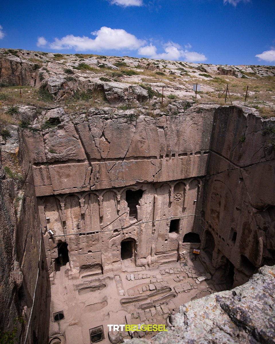 TRTBelgesel's tweet photo. 🏛️ Niğde'de bulunan tarihi Gümüşler Manastırı, Roma ve Bizans dönemlerinin en iyi korunmuş kaya manastırlarından biridir. Devasa bir kaya kütlesinin içerisine oyulmuş mimarisi ve Hristiyanlık tarihi açısından büyük önem taşıyan duvar resimleriyle inanç turizminin önemli merkezleri arasında yer alan manastır; yer altı şehri, havalandırma sistemleri, sarnıçları, büyük vaftiz havuzu, mezar odaları ve gizli geçitleriyle Kapadokya bölgesinin en görkemli dinsel komplekslerinden biri olarak öne çıkıyor.
📸: AA