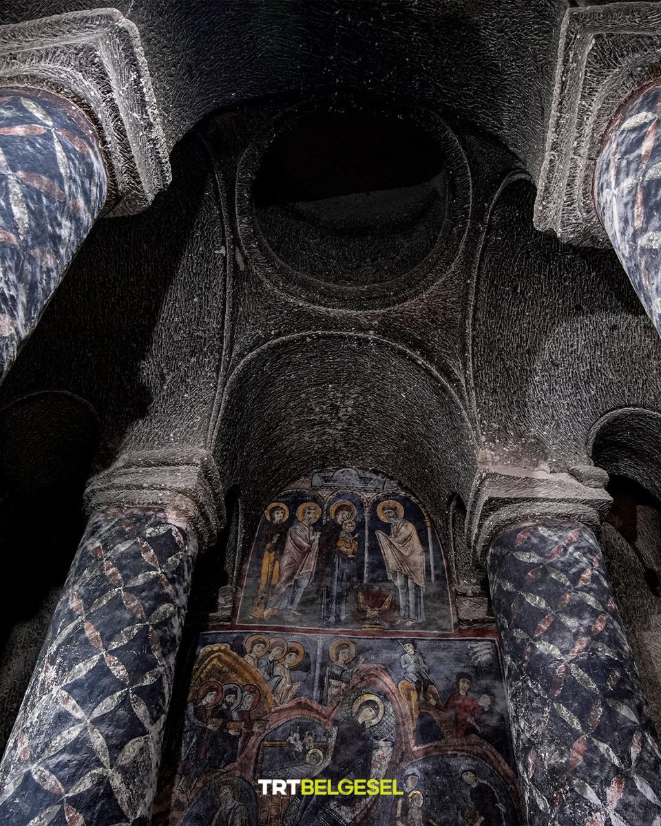 TRTBelgesel's tweet photo. 🏛️ Niğde'de bulunan tarihi Gümüşler Manastırı, Roma ve Bizans dönemlerinin en iyi korunmuş kaya manastırlarından biridir. Devasa bir kaya kütlesinin içerisine oyulmuş mimarisi ve Hristiyanlık tarihi açısından büyük önem taşıyan duvar resimleriyle inanç turizminin önemli merkezleri arasında yer alan manastır; yer altı şehri, havalandırma sistemleri, sarnıçları, büyük vaftiz havuzu, mezar odaları ve gizli geçitleriyle Kapadokya bölgesinin en görkemli dinsel komplekslerinden biri olarak öne çıkıyor.
📸: AA
