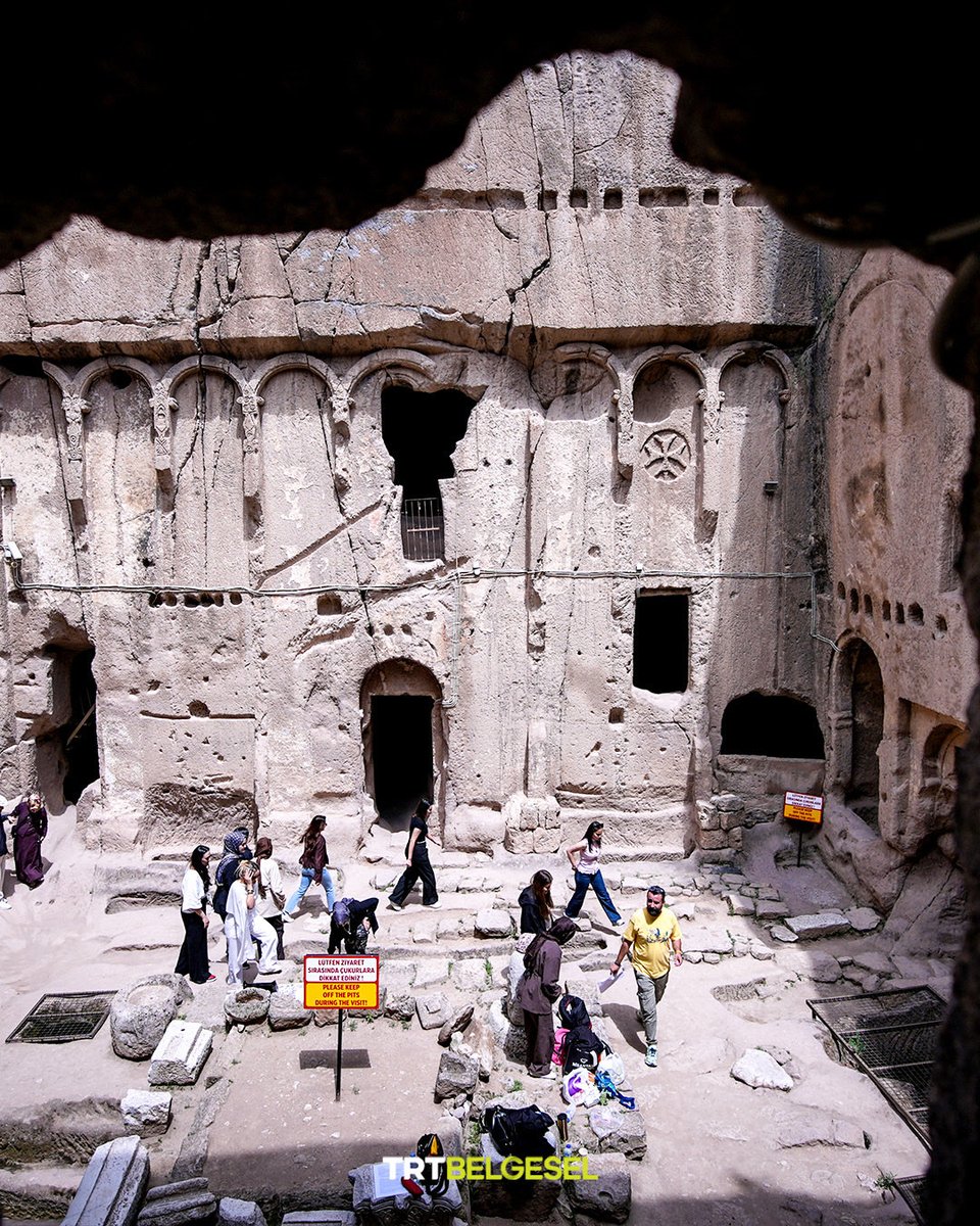 TRTBelgesel's tweet photo. 🏛️ Niğde'de bulunan tarihi Gümüşler Manastırı, Roma ve Bizans dönemlerinin en iyi korunmuş kaya manastırlarından biridir. Devasa bir kaya kütlesinin içerisine oyulmuş mimarisi ve Hristiyanlık tarihi açısından büyük önem taşıyan duvar resimleriyle inanç turizminin önemli merkezleri arasında yer alan manastır; yer altı şehri, havalandırma sistemleri, sarnıçları, büyük vaftiz havuzu, mezar odaları ve gizli geçitleriyle Kapadokya bölgesinin en görkemli dinsel komplekslerinden biri olarak öne çıkıyor.
📸: AA