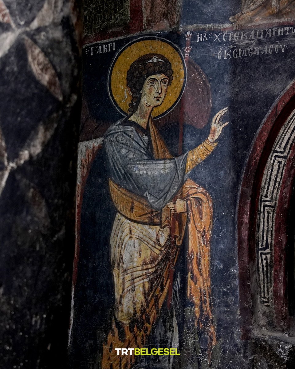 TRTBelgesel's tweet photo. 🏛️ Niğde'de bulunan tarihi Gümüşler Manastırı, Roma ve Bizans dönemlerinin en iyi korunmuş kaya manastırlarından biridir. Devasa bir kaya kütlesinin içerisine oyulmuş mimarisi ve Hristiyanlık tarihi açısından büyük önem taşıyan duvar resimleriyle inanç turizminin önemli merkezleri arasında yer alan manastır; yer altı şehri, havalandırma sistemleri, sarnıçları, büyük vaftiz havuzu, mezar odaları ve gizli geçitleriyle Kapadokya bölgesinin en görkemli dinsel komplekslerinden biri olarak öne çıkıyor.
📸: AA