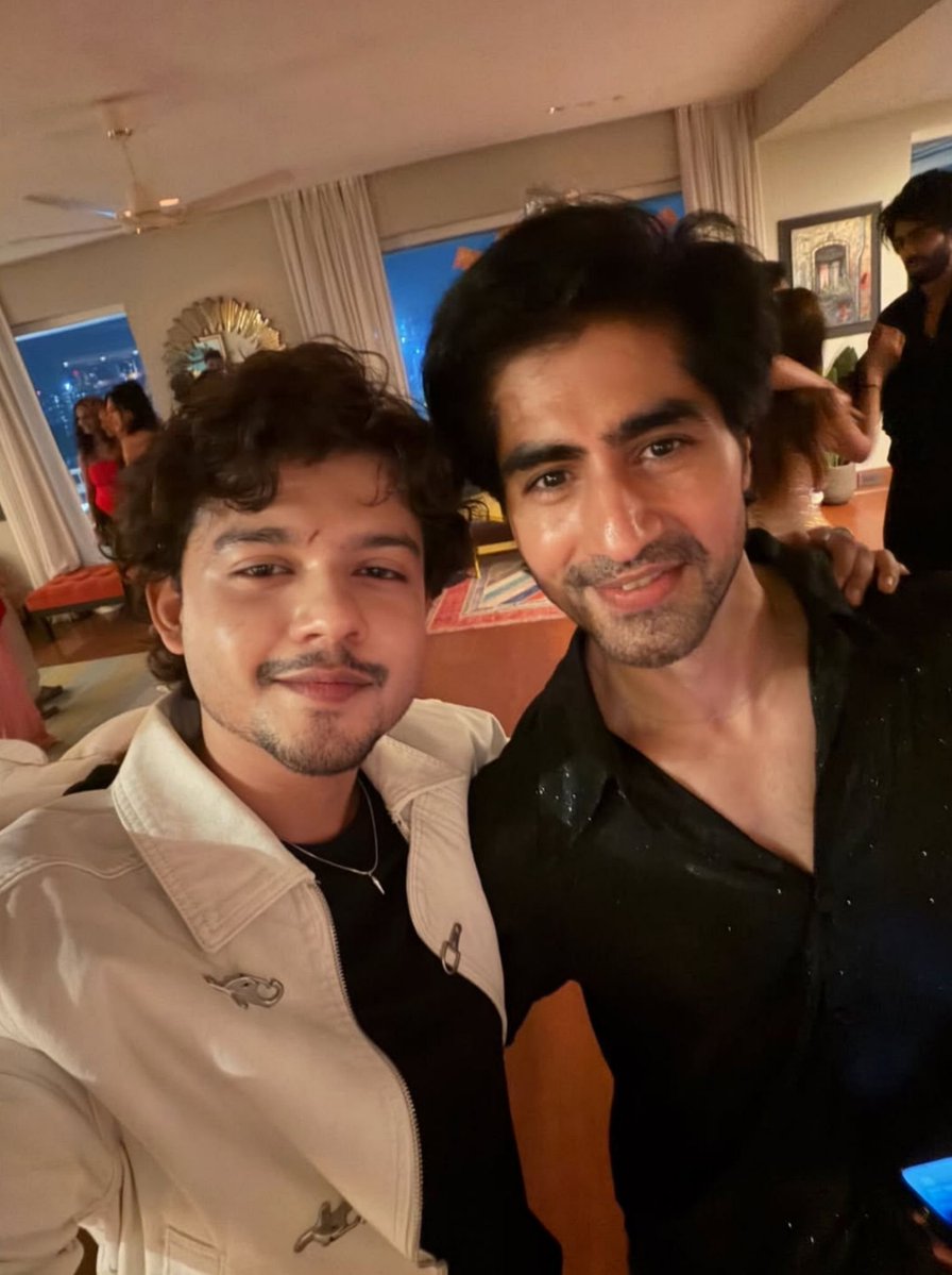 HcOfficialFc's tweet photo. "Usko dekh ke mein yaad aata Hu mein bhi esa hi tha kam bolta tha" 🥹
#HarshadChopda • #RiyazAly https://t.co/Bp7F5KdrKv