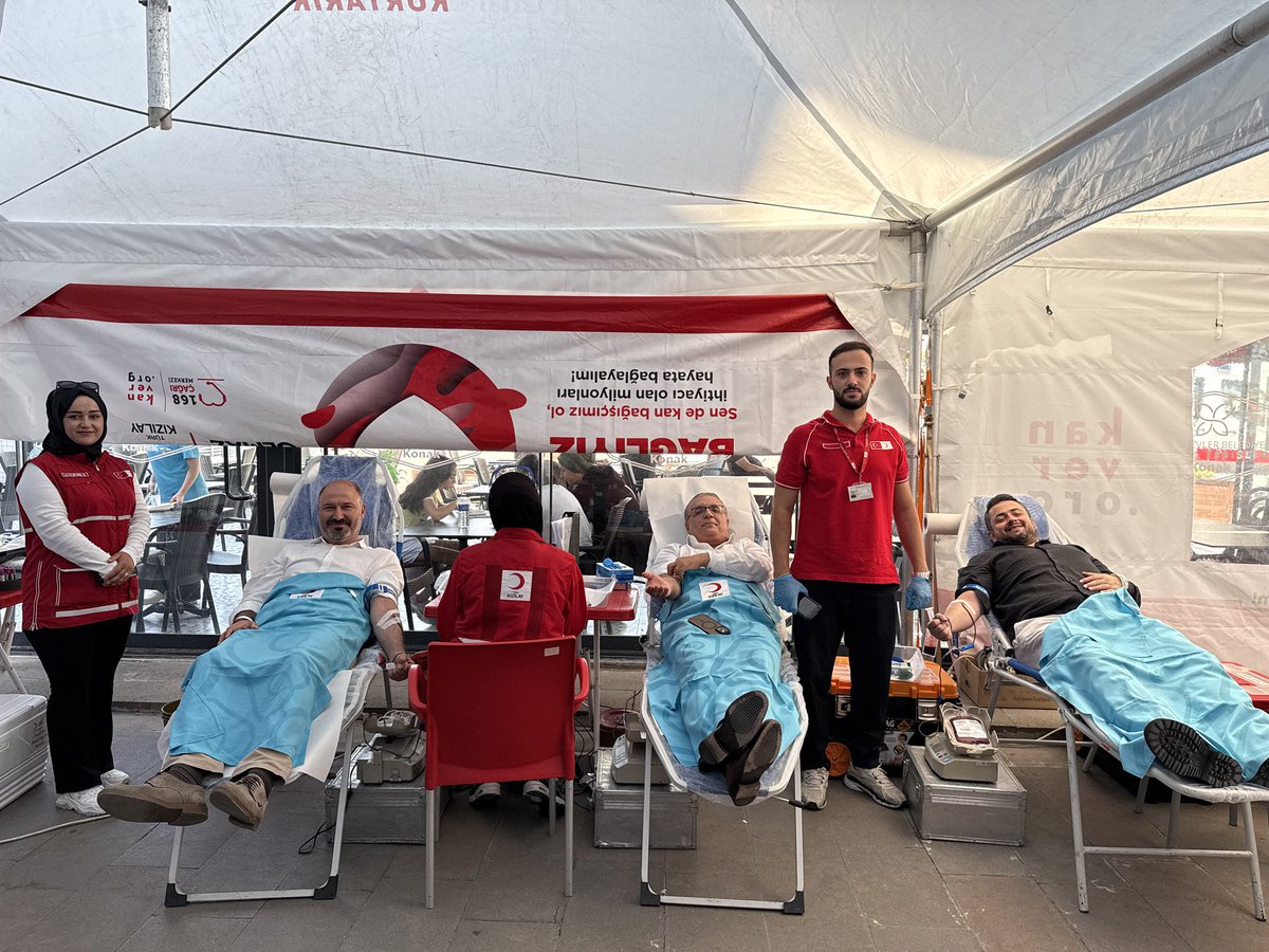 AKBahcelievler's tweet photo. Birlik ve beraberlik ruhuyla Kızılay'dayız! 🩸🇹🇷 

İlçe Başkanımız Sn. Mimar Emrah Parlak, Kaymakamımız Sn. Dr. Mehmet Boztepe, İlçe Milli Eğitim Müdürümüz Sn. Murat Karabulut ve teşkilat mensuplarımızla birlikte Türk Kızılay'ın kan bağışı kampanyasına katılarak bağışta bulunduk.

Bir ünite kan, üç can demek. Tüm komşularımızı bu anlamlı bağış seferberliğine destek olmaya davet ediyoruz. 🩸
