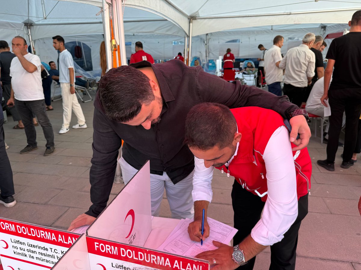 AKBahcelievler's tweet photo. Birlik ve beraberlik ruhuyla Kızılay'dayız! 🩸🇹🇷 

İlçe Başkanımız Sn. Mimar Emrah Parlak, Kaymakamımız Sn. Dr. Mehmet Boztepe, İlçe Milli Eğitim Müdürümüz Sn. Murat Karabulut ve teşkilat mensuplarımızla birlikte Türk Kızılay'ın kan bağışı kampanyasına katılarak bağışta bulunduk.

Bir ünite kan, üç can demek. Tüm komşularımızı bu anlamlı bağış seferberliğine destek olmaya davet ediyoruz. 🩸
