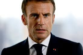 luckasdelille59's tweet photo. Ça y est, je suis devenu paranoïaque... à cause de toi.
Je vais chez le boulanger : la baguette est un peu trop cuite. Immédiatement, je me dis : c'est un Russe.
Je passe chez le boucher : il manque cent grammes sur le steak. Pas de doute, encore un Russe. Il veut manifestement me faire mourir de faim.
À force, j'ai l'impression que tous les commerces autour de chez moi sont aux mains des Russes. En même temps, tout est devenu tellement cher...
L'autre jour, contrôle routier. L'agent avait un drôle d'accent. Là encore, j'ai pensé comme toi : tiens, un Russe.
Bref, tu m'as convaincu : les Russes sont responsables de tout ce qui ne va pas en France. La pluie, les embouteillages, le prix du beurre, mon café tiède... sûrement eux aussi.
Et toi, bien sûr, blanc comme neige, simple spectateur de la situation, éternel garant de nos libertés.
Finalement, grâce à toi, dès que quelque chose tourne mal, je n'ai plus besoin de réfléchir : je sais déjà qui accuser. C'est quand même pratique.