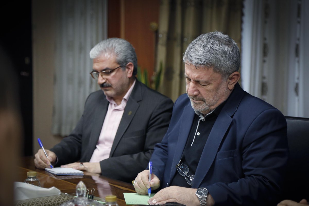 ir_medu's tweet photo. دوعکس، یک وزارتخانه؛
دو روابط عمومی!

یکی روابط عمومیِ دولت،
یکی روابط عمومیِ وزیر.

از نظر آی آر مدیو 
حضور #الیاس_حضرتی بیشتر از آن‌که برای شنیدن دستاورد های وزارتخانه باشد؛ برای بازگشت جایگاه #حسین_صادقی است.
وزیر خیلی وقت است روابط عمومی را به رمضانی سپرده است!
#علی_احمدنیا https://t.co/DZzNzDVGdh