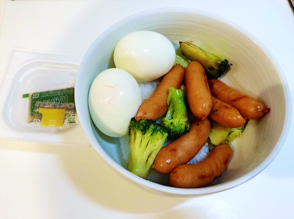 madogiwaa's tweet photo. 限界社畜の今日の晩ごはんになります。
賞味期限間近のシャウエッセンが
「今日、君のために残ってたよ」と
ちゃんと待っててくれた奇跡の一皿でございます。

皆さんはちゃんとしたご飯食べてください🍚 https://t.co/8sl6eSdQ8W