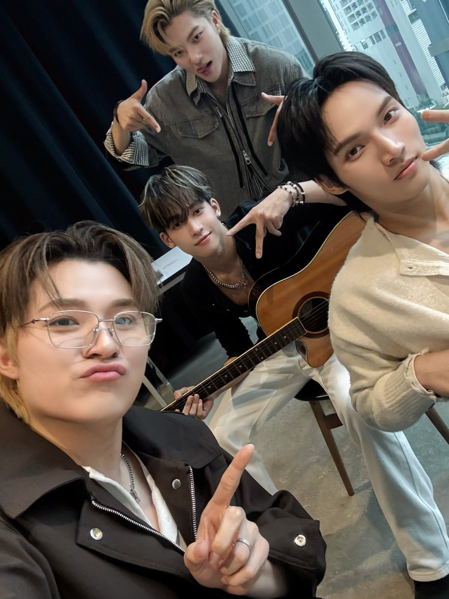 SuperThai_'s tweet photo. วันนี้มาเจอสี่เสือ SuperThai ได้ในไลฟ์สุดพิเศษนะครับ 

🔗YouTube : SuperThai_official
🔗TIKTOK: SuperThai.Official 

มาคุยกันเยอะๆน้า อยากเจอบี๋✨

#SuperThai 
#SuperThai_1stSUPERNIVERSARY https://t.co/GHM7AOlA2S