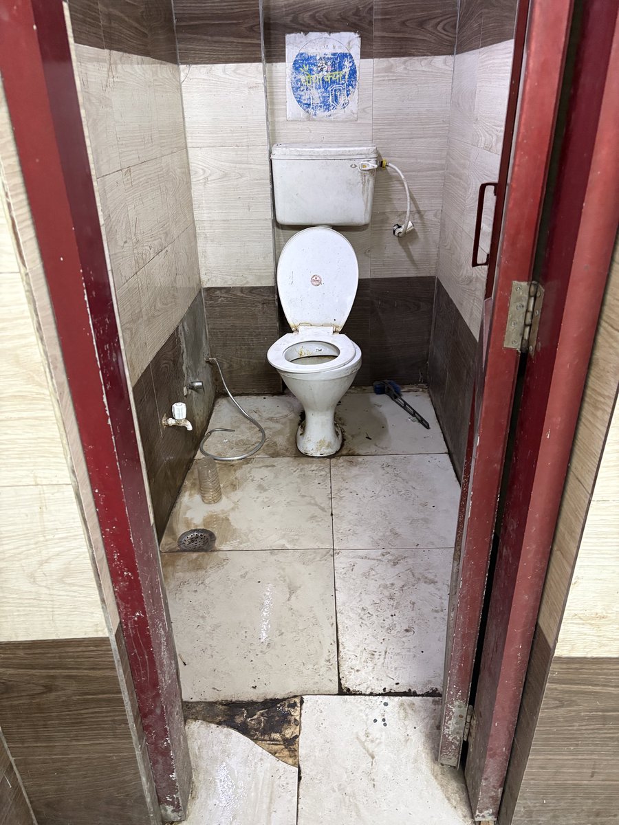 ShashankWalia3's tweet photo. condition of First Class Waiting Room at #Kurukshetra Railway Station. Filthy toilets,poor cleanliness,lack of maintenance. Such facilities are unacceptable for passengers. Requesting immediate cleaning and proper upkeep @RailMinIndia @RailwaySeva @GM_NRly @DRMUMB #IndianRailway https://t.co/aP9B37F97L