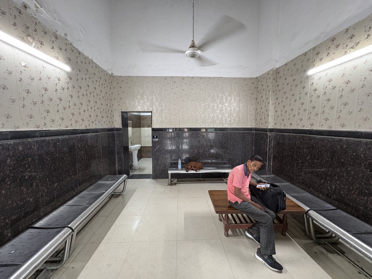 ShashankWalia3's tweet photo. condition of First Class Waiting Room at #Kurukshetra Railway Station. Filthy toilets,poor cleanliness,lack of maintenance. Such facilities are unacceptable for passengers. Requesting immediate cleaning and proper upkeep @RailMinIndia @RailwaySeva @GM_NRly @DRMUMB #IndianRailway https://t.co/aP9B37F97L