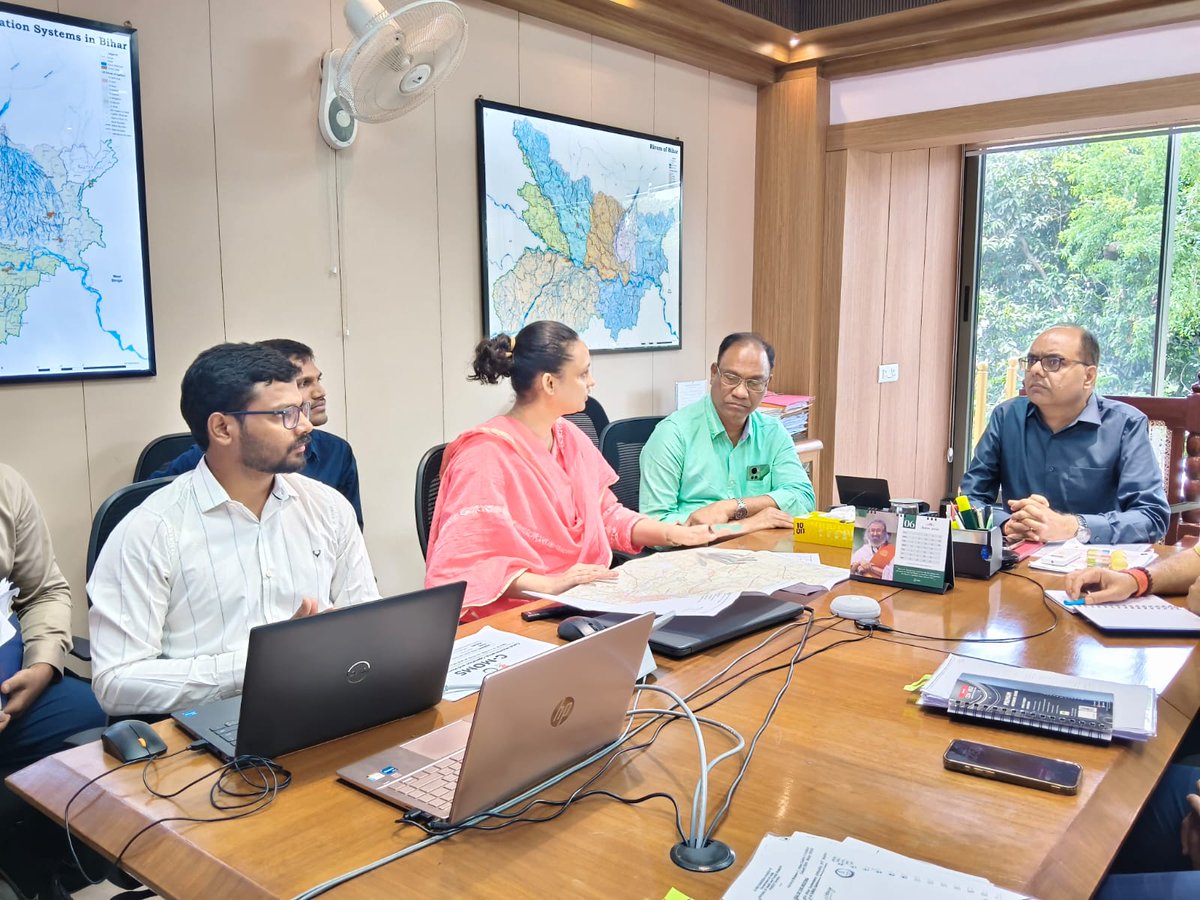 WRD_Bihar's tweet photo. जल संसाधन विभाग के सचिव डॉ. चंद्रशेखर सिंह ने AIIMS,दरभंगा परिसर में बाढ़ एवं बारिश के दौरान संभावित जल-जमाव के स्थायी समाधान हेतु मास्टर ड्रेनेज प्लान की कार्ययोजना की समीक्षा की तथा इसके प्रभावी एवं समयबद्ध क्रियान्वयन के लिए आवश्यक निर्देश दिए।
#जलसंसाधनविभाग
#डॉचंद्रशेखरसिंह https://t.co/ObVVK4uoVK