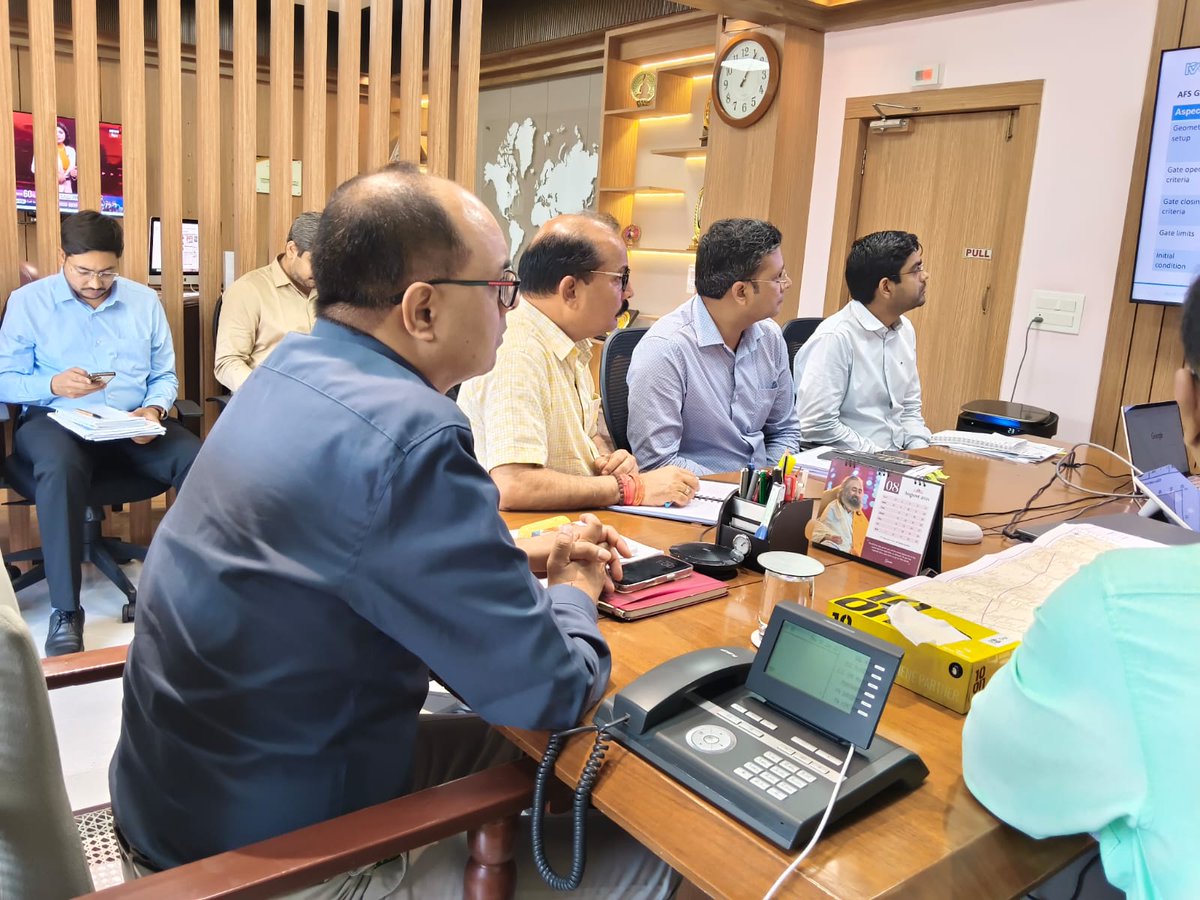 WRD_Bihar's tweet photo. जल संसाधन विभाग के सचिव डॉ. चंद्रशेखर सिंह ने AIIMS,दरभंगा परिसर में बाढ़ एवं बारिश के दौरान संभावित जल-जमाव के स्थायी समाधान हेतु मास्टर ड्रेनेज प्लान की कार्ययोजना की समीक्षा की तथा इसके प्रभावी एवं समयबद्ध क्रियान्वयन के लिए आवश्यक निर्देश दिए।
#जलसंसाधनविभाग
#डॉचंद्रशेखरसिंह https://t.co/ObVVK4uoVK
