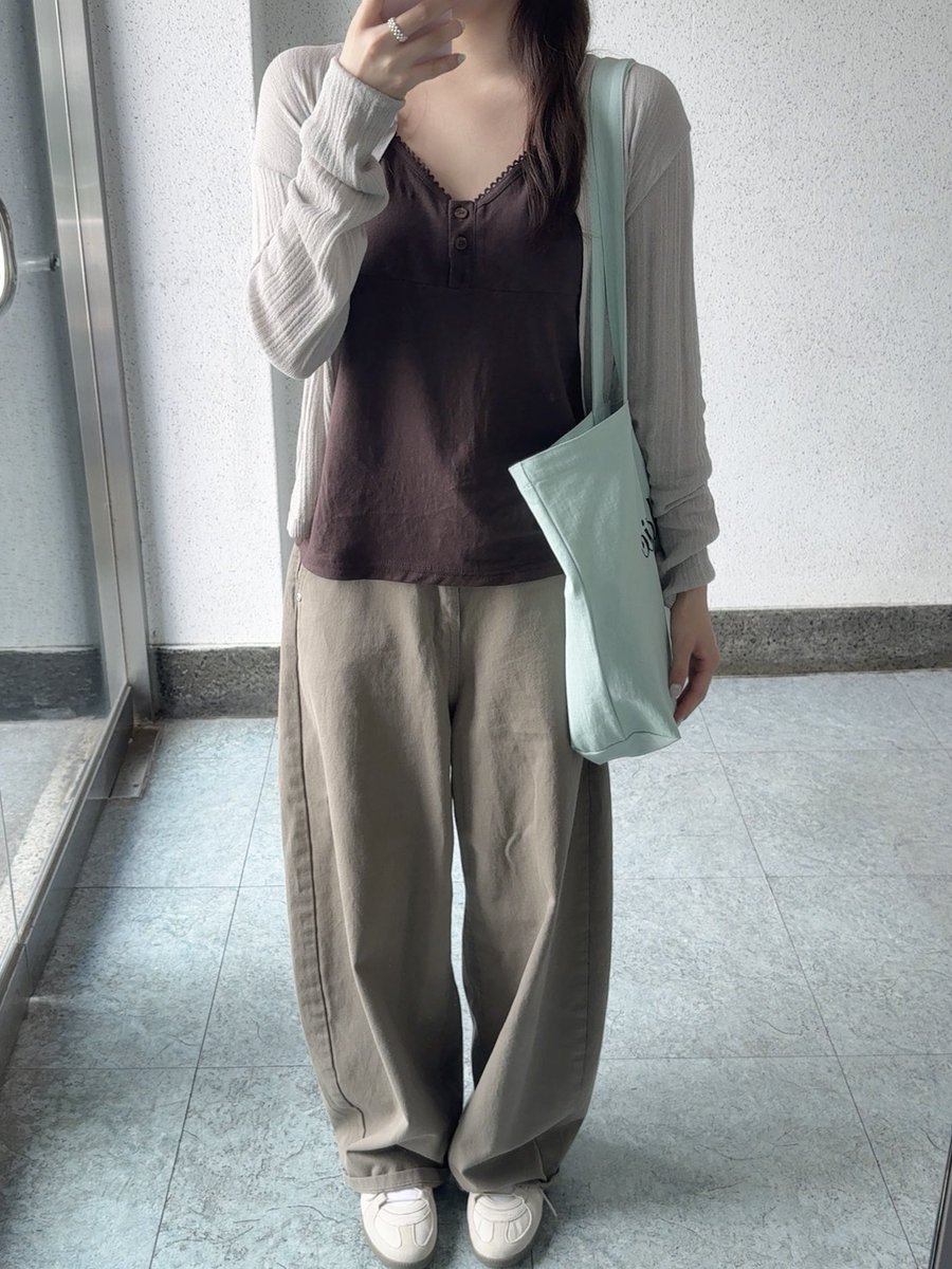 decarchive_'s tweet photo. 올 여름에 제일 자주 입었던 팬츠임
핏을 진심 잘잡아준다네요 키작은 사람들도 바지 안끌림현상을 겪을 수 있음 https://t.co/KGIUH3CqTU