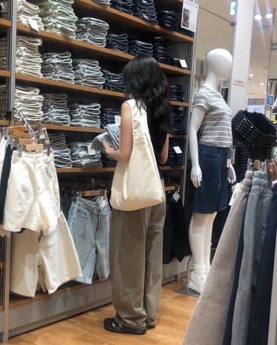 decarchive_'s tweet photo. 올 여름에 제일 자주 입었던 팬츠임
핏을 진심 잘잡아준다네요 키작은 사람들도 바지 안끌림현상을 겪을 수 있음 https://t.co/KGIUH3CqTU