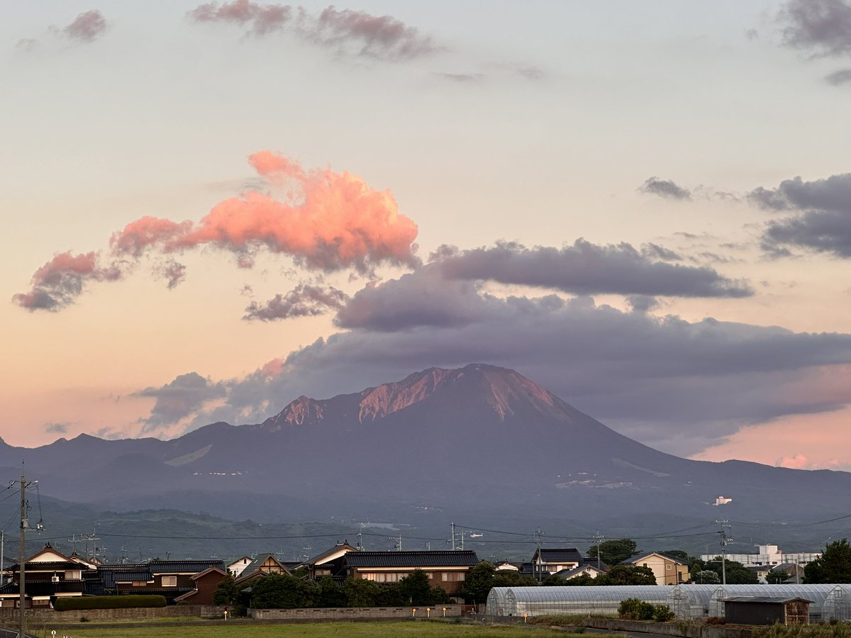 mitusatomiyuki's tweet photo. おつかれさまです^_^
夕暮れ時の大山🗻さん(^｡^)
と夕陽です！

日野川河口日吉津側　2026.8.6 https://t.co/lCItaKum1W