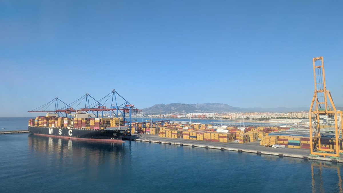 malagaport's tweet photo. 🚢🌏 El #PuertoDeMálaga refuerza su conectividad internacional con la línea Dragon de @MSCCargo. 

📍 Málaga se convierte en la primera escala europea de este servicio procedente directamente de Asia, fortaleciendo el import y abriendo oportunidades para el export hacia EE. UU. https://t.co/tPffh3mMUM