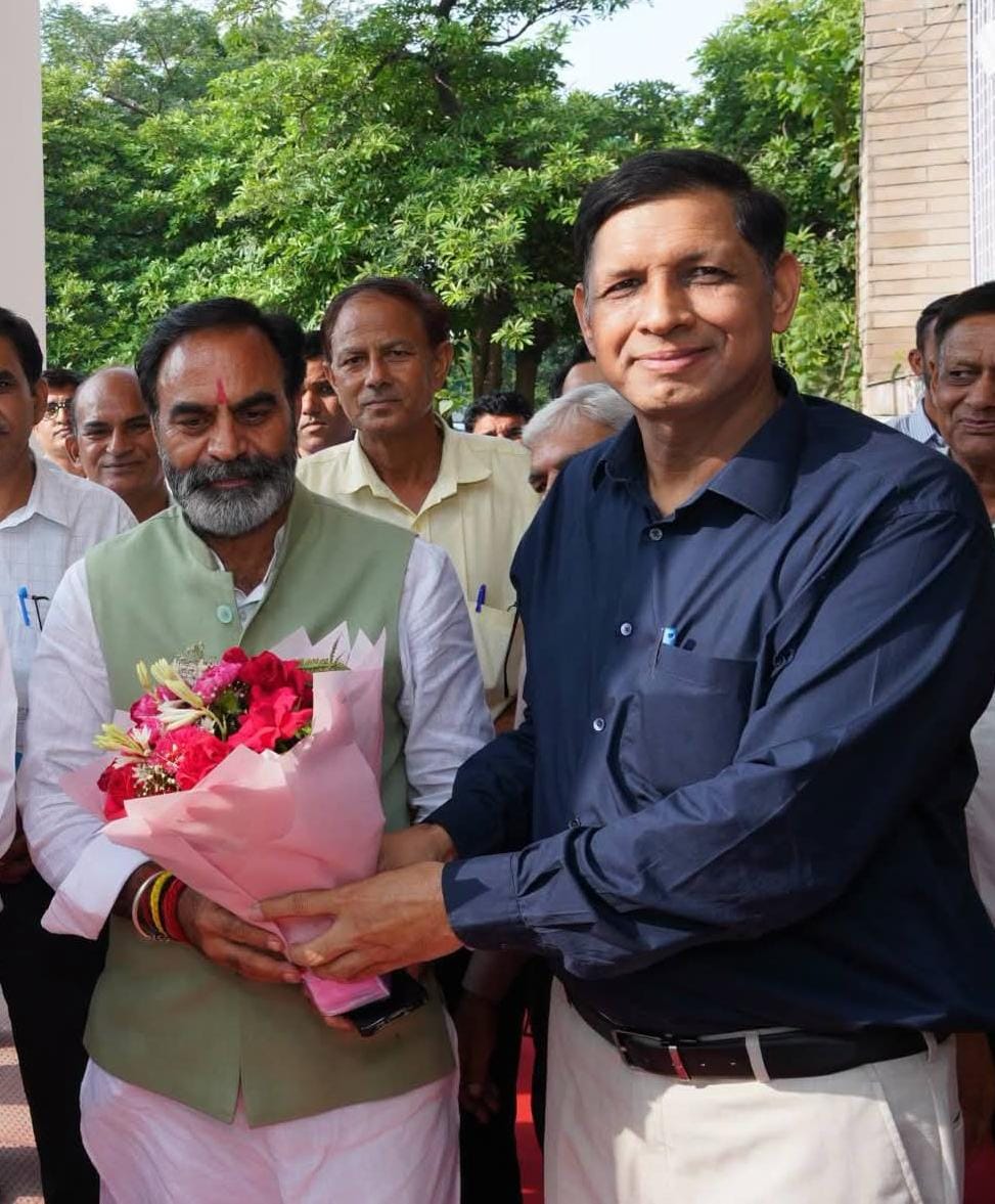 harcobank's tweet photo. On arrival, they were welcomed by Shri Yeshvir Singh, General Manager, DCCB Panchkula. During the visit, they held detailed discussions on the Bank's progress and inaugurated the newly renovated premises of DCCB Panchkula. https://t.co/Sw5sKFdiA1