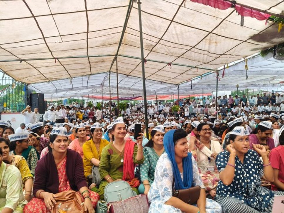 BalkaurDhillon's tweet photo. शिक्षकों के बच्चे ट्रांसफर की तख्तियां लिए अपने माता पिता के ट्रांसफर की मांग कर रहे है ,सरकार को संवेदनशील निर्णय लेते हुए तत्काल ट्रांसफर खोलने चाहिए ।
@BhajanlalBjp @RajCMO 

Third Grade Teacher Transfer Protest - 
#तृतीय_श्रेणी_ट्रांसफर 
#3rd_ग्रेड_ट्रांसफर_बहाल_करो https://t.co/sSrqPaaEXV