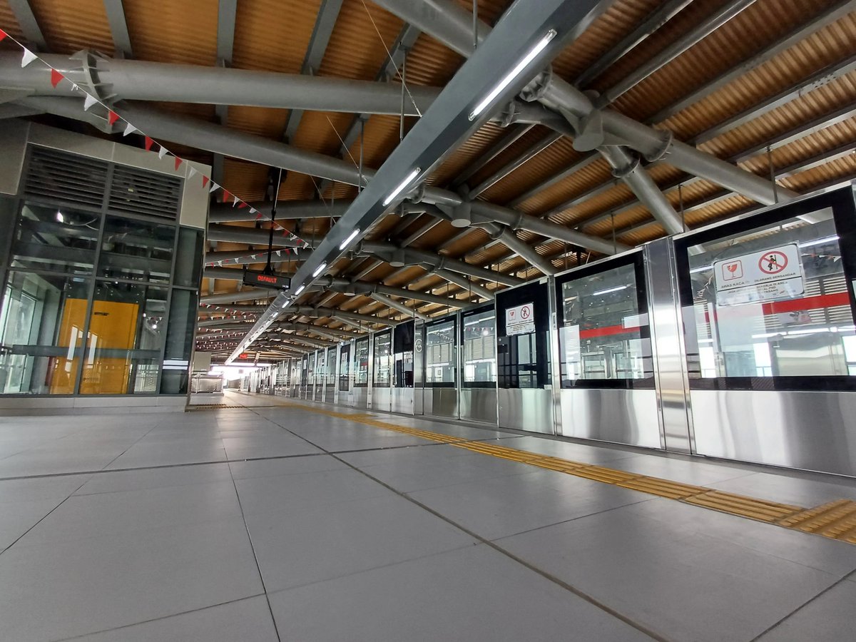 txttransportasi's tweet photo. Stasiun Rawamangun telah dihiasi dengan flag chain merah putih dalam rangka menyambut HUT RI pada 17 Agustus 2026 🇮🇩

Nantinya kereta LRT Jakarta dari Kelapa Gading akan melintasi stasiun ini hingga ke Manggarai 🙌🏼 https://t.co/NFWxvTGI3s