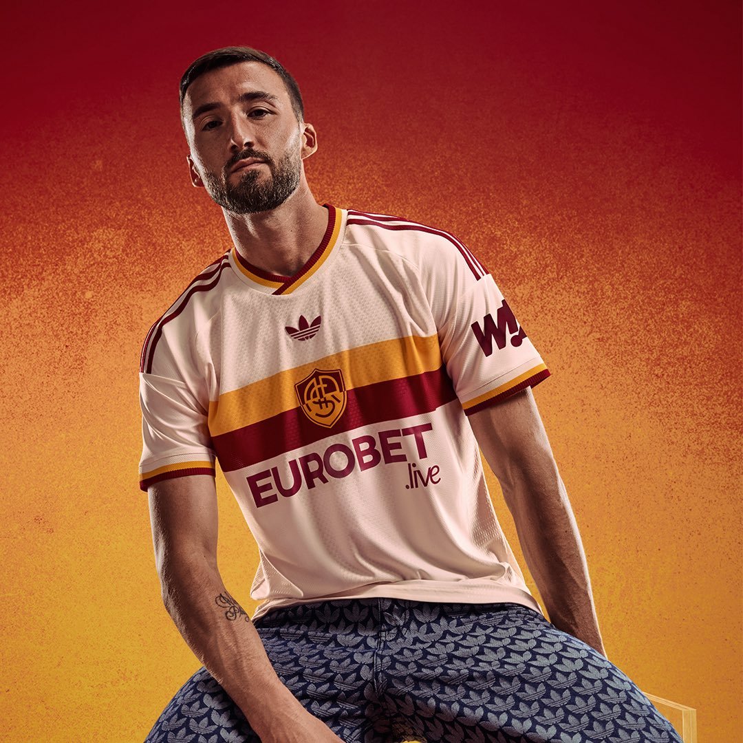 lbertozzi's tweet photo. Sem palavras para a nova camisa 2 da Roma. https://t.co/JNyl72HqBw