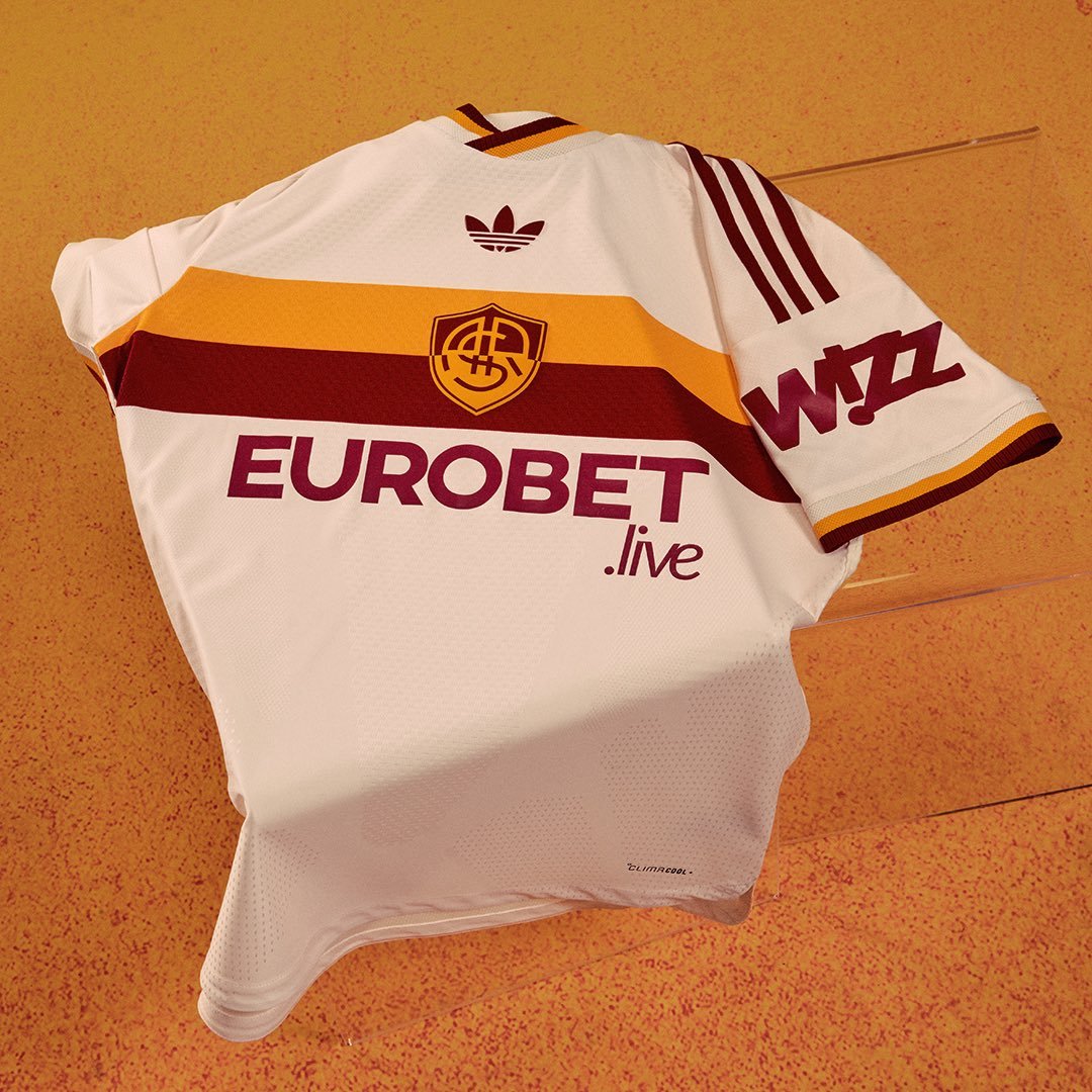 lbertozzi's tweet photo. Sem palavras para a nova camisa 2 da Roma. https://t.co/JNyl72HqBw