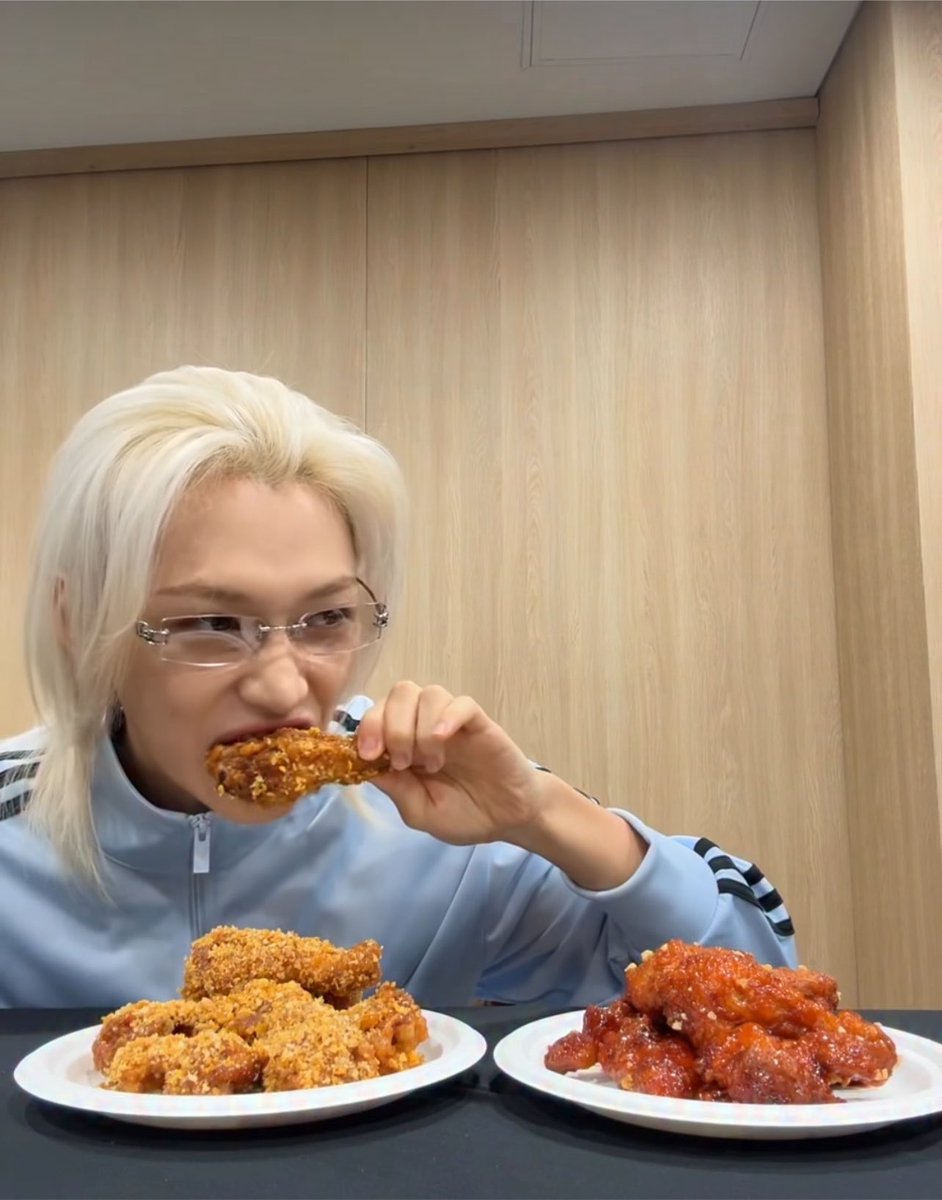 __Cher1N_'s tweet photo. ピリ、絶対隣のヤンニョムの方食べたいだろうに
面白すぎる https://t.co/bT9k05JO7x