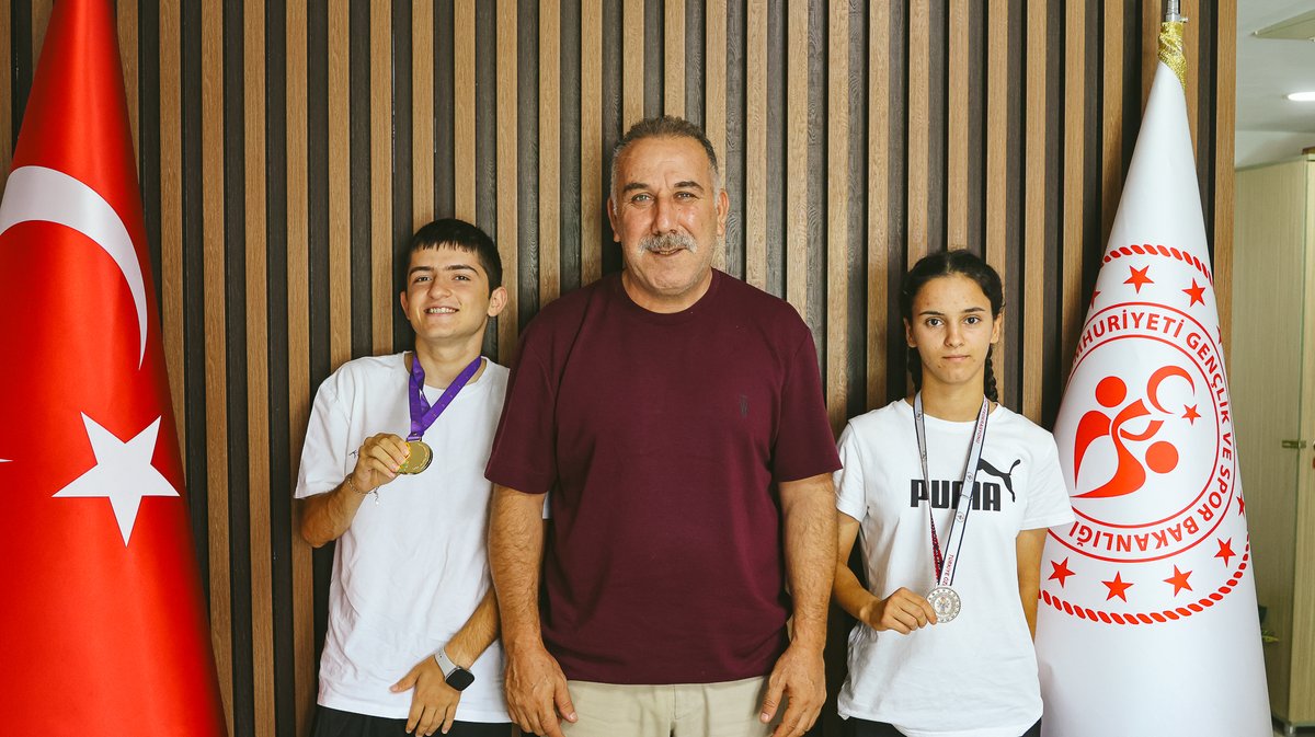 GSBAydin's tweet photo. Özel sporcularımızdan İl Müdürümüze ziyaret.

Konya’da 7-18 Temmuz 2026 tarihlerinde düzenlenen 2026 TÖSFED Atletizm Yarışmaları’nda, sporcumuz Yusuf Yavaş her iki branşında da kişisel en iyi derecelerini yaparak 1500 metrede gümüş, 3000 metrede altın madalya kazandı.

Mental Kızlar kategorisinde mücadele eden sporcumuz Melda Çelik ise 1500 metrede Türkiye 3.’sü oldu.

Başarılı sporcularımız, İl Müdürümüzü makamında ziyaret etti.

İl Müdürümüz, sporcularımızı ve antrenörlerimizi tebrik ederek başarılarının devamını diledi.