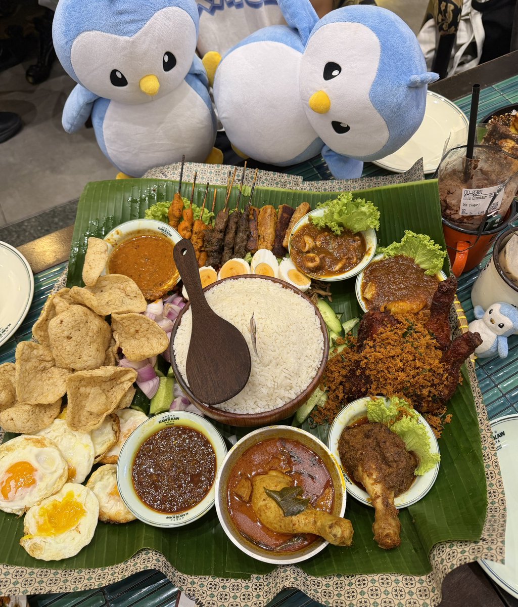 Symphony_Young's tweet photo. A hidden gem at the heart of Kuala Lumpur with @pudgymalaysia 🇲🇾 💎

📍Sultan Abdul Samad Building - super iconic landmark
🍽️ Lunch at Kawkaw Malaya  - definitely recommend adding to your KL food list 🤤
🐧 Pengu approved.

Days like these remind me why I love exploring my own city ✨