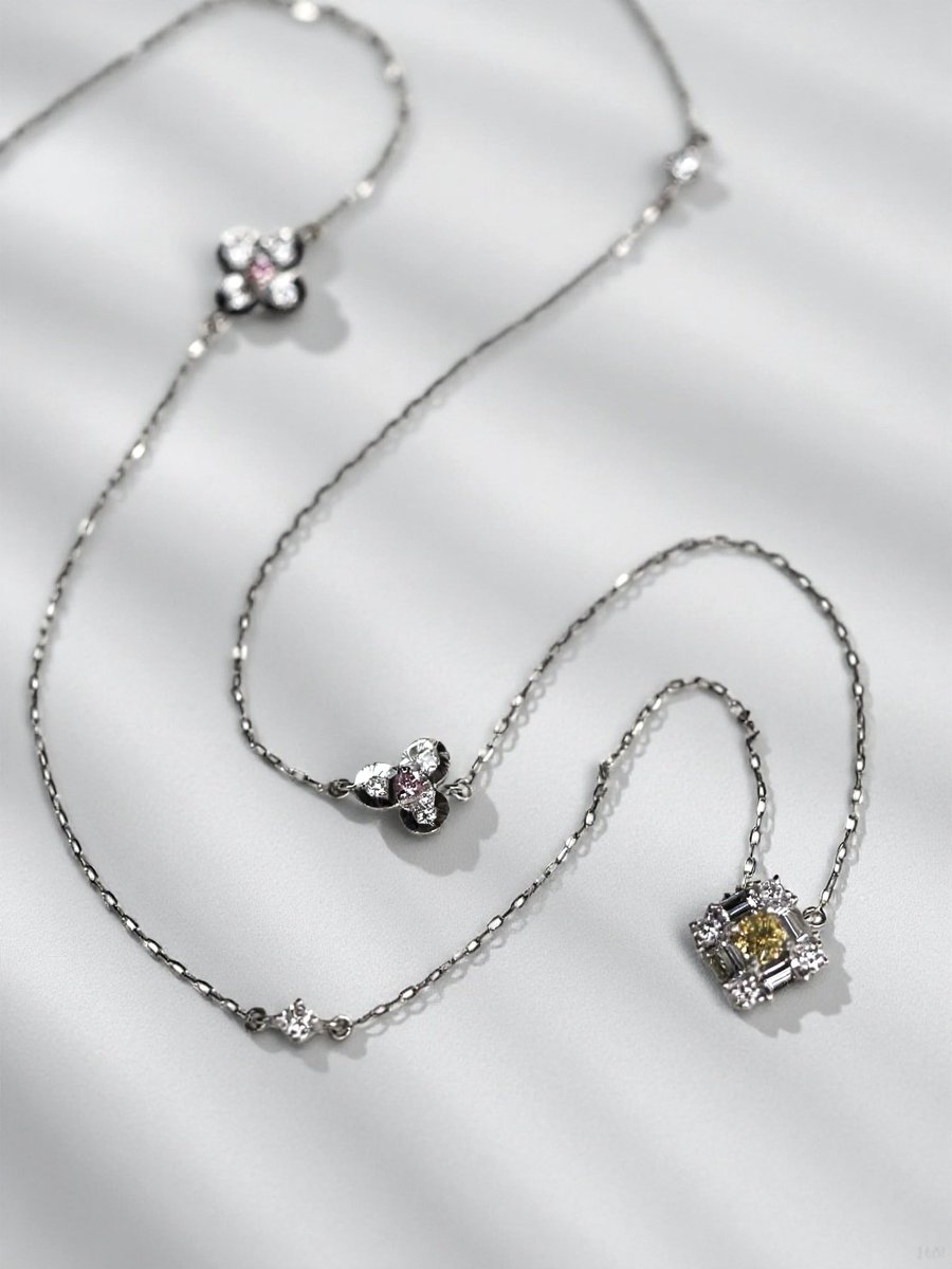 mako_jeweler's tweet photo. まるで首元に小さなお花が咲いたような🌸

小さなダイヤモンドのお花を散りばめた、ステーションネックレスが完成しました🌼

光を受けるたびに煌めく、可憐で華やかなフルオーダーメイドジュエリーです💐 https://t.co/EQzRXzu07S