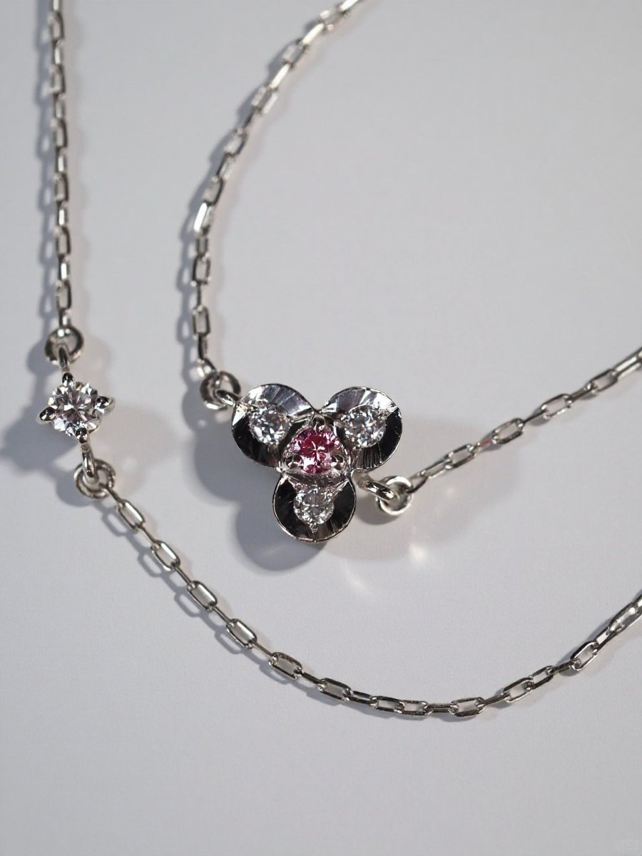 mako_jeweler's tweet photo. まるで首元に小さなお花が咲いたような🌸

小さなダイヤモンドのお花を散りばめた、ステーションネックレスが完成しました🌼

光を受けるたびに煌めく、可憐で華やかなフルオーダーメイドジュエリーです💐 https://t.co/EQzRXzu07S