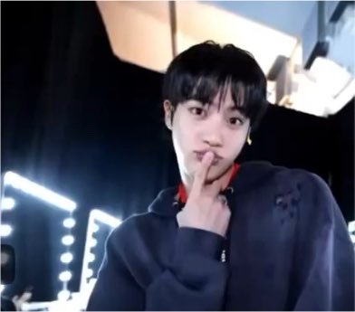 JUNG9795_'s tweet photo. 🐰: “hyung… jangan2 belum tau cara matiin kameranya ya?” 😭
🐹: “ya tau lah!”
🐹: “jungkook, sini.”
🐰: (langsung pose manis buat difoto)
🐹: “oh iya…”
🐰: ”hah? ekspresi aku kok gitu sih?” 😭
🐹: (nunjukin hasil fotonya)
🐹: (fotoin adeknya lagi) “liat ke sini”
🐰: (gantian motoin abangnya) “eh, bagus banget! emang kalo kena lighting jadi makin keren” 
🐹: “sini coba liat!”
🐹: (ngeliatin hasilnya trus langsung ngakak😭)

sibuk bgt berdua 😭😭